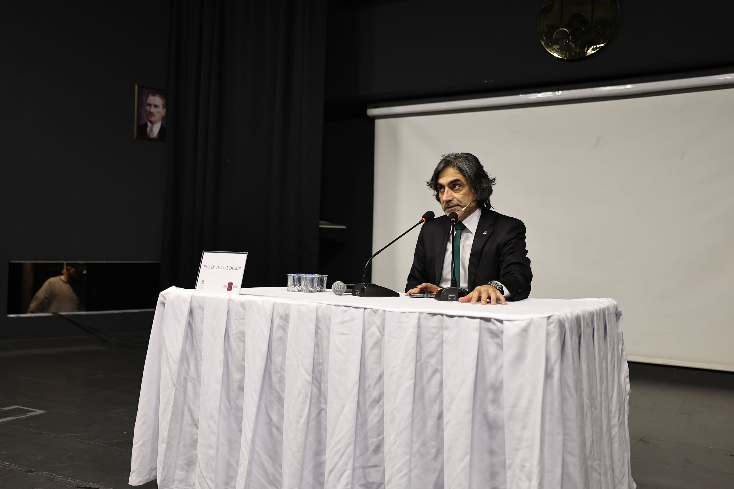 Prof. Dr. Aydemir: “Hak ile ancak kalp mutmain olur”