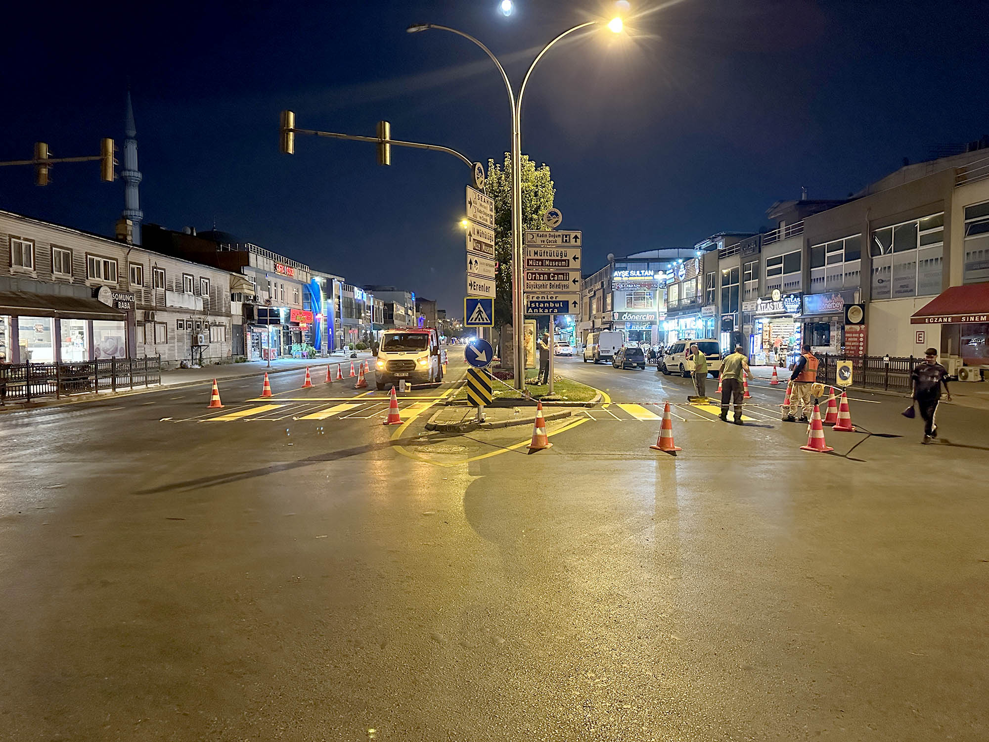 Büyükşehir şehrin kalbinde gece mesaisinde