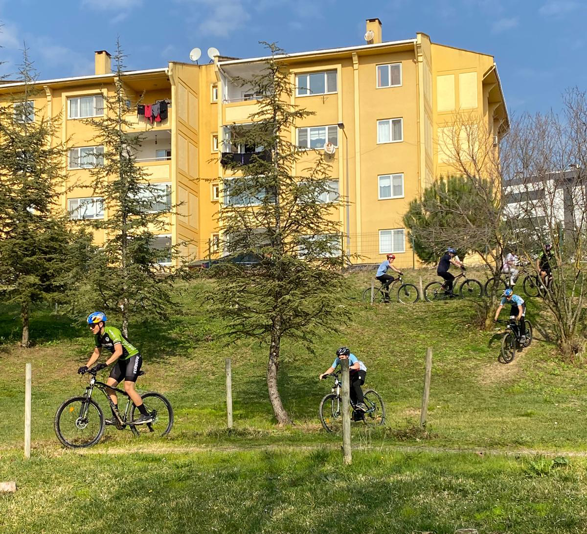 Vadinin zorlu yamaçlarında geleceğin şampiyon pedalları yetişiyor