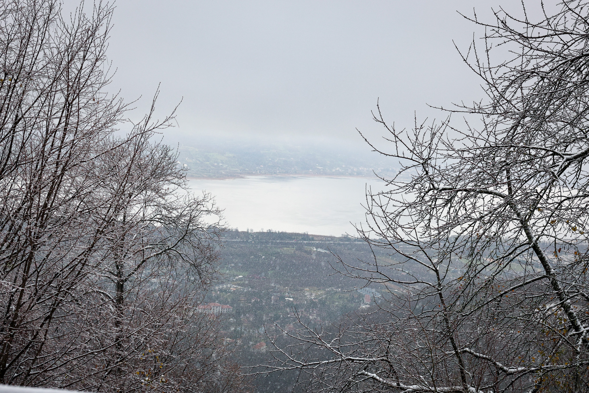 Beyaz örtü Sapanca Gölü’nü besleyen derelere can oldu