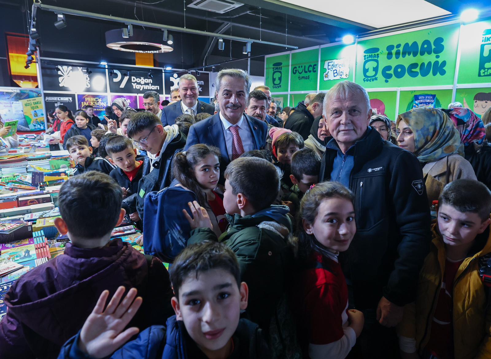 Sakarya'da çocukların 'ufkuna' ışık olacak edebiyat fuarı başladı: İlk günden binlerce misafir akın etti...