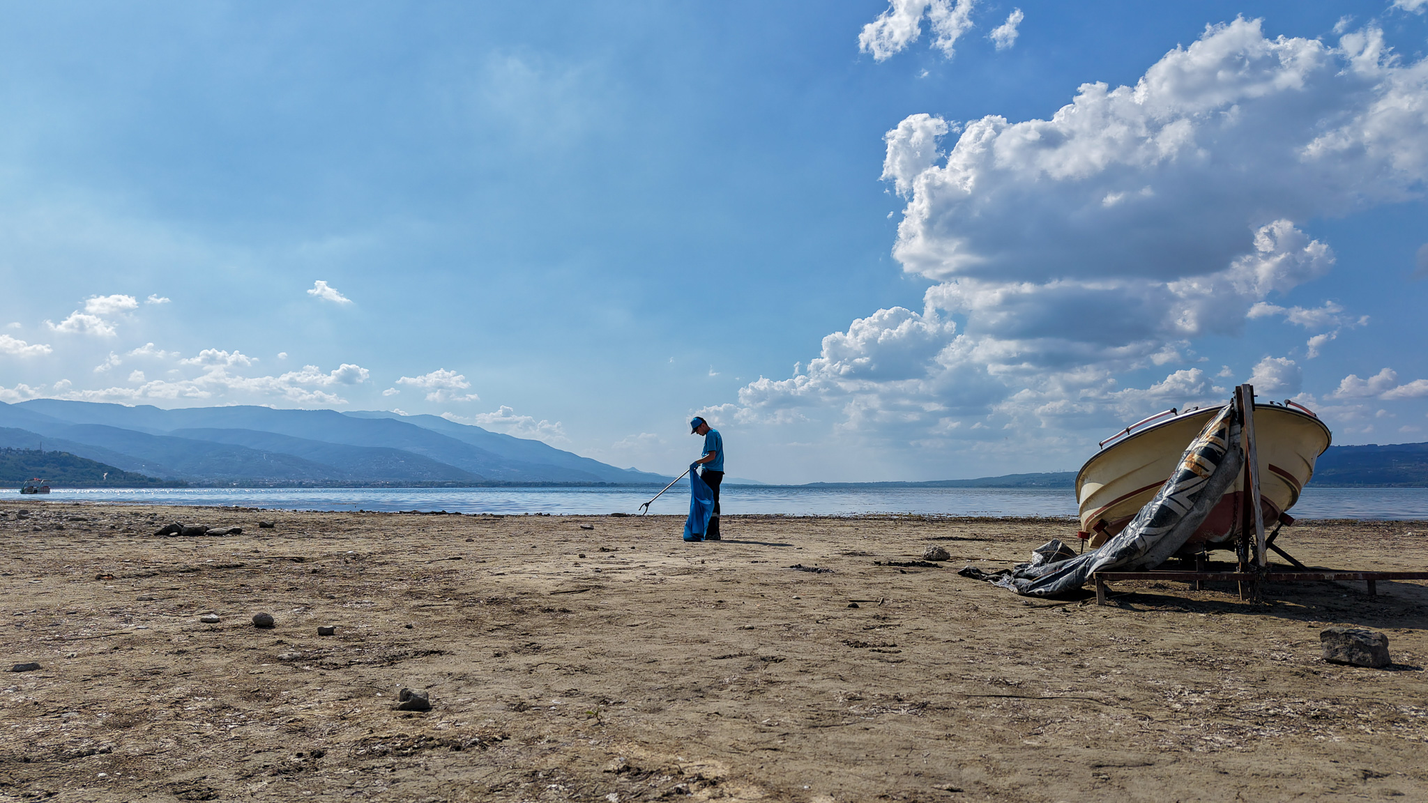 Sapanca Gölü çevresinden 2 ton çöp toplandı