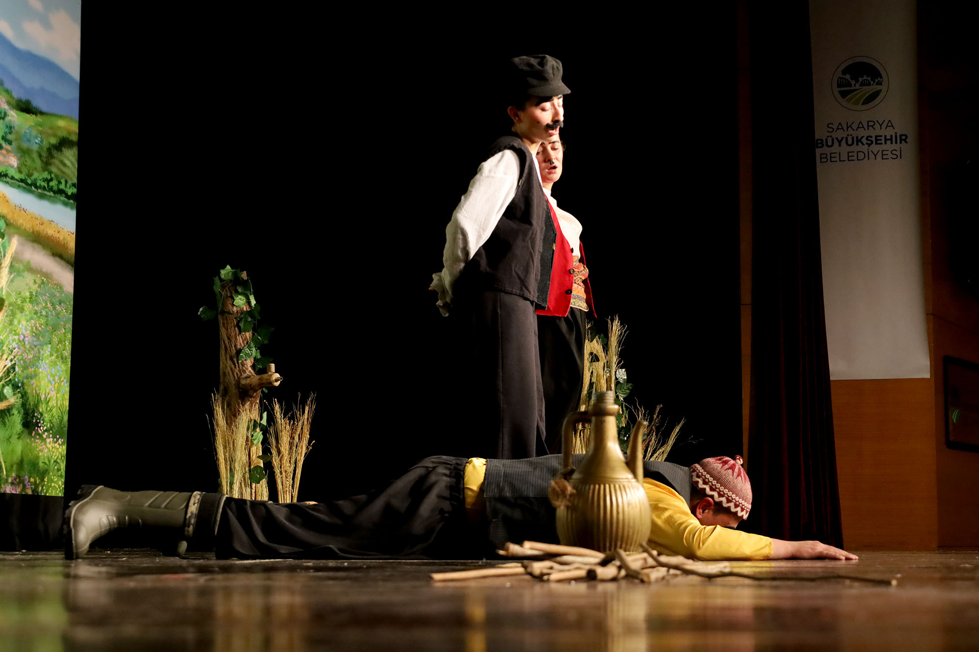 “Zoraki Takip” AKM’de kahkahalarla geçti