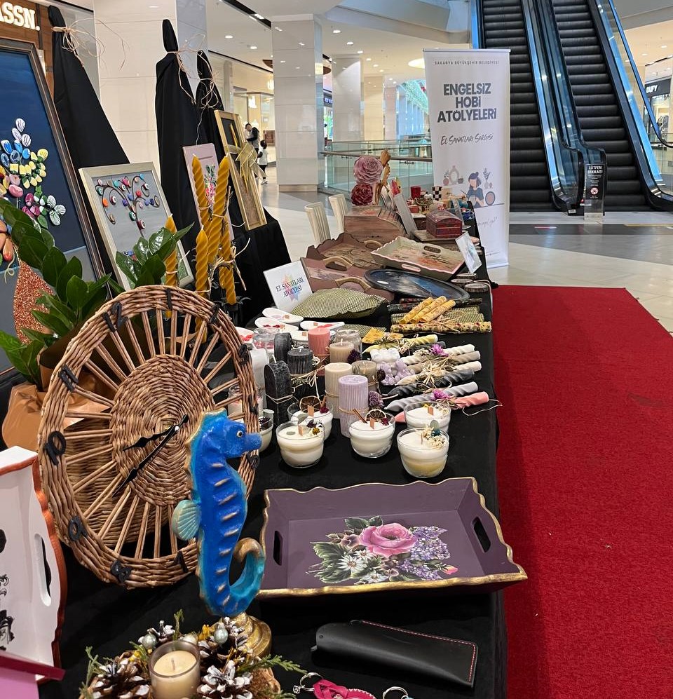 Engelsiz Hobi Atölyelerinin el emeği ürünleri Agora AVM’de sergilendi