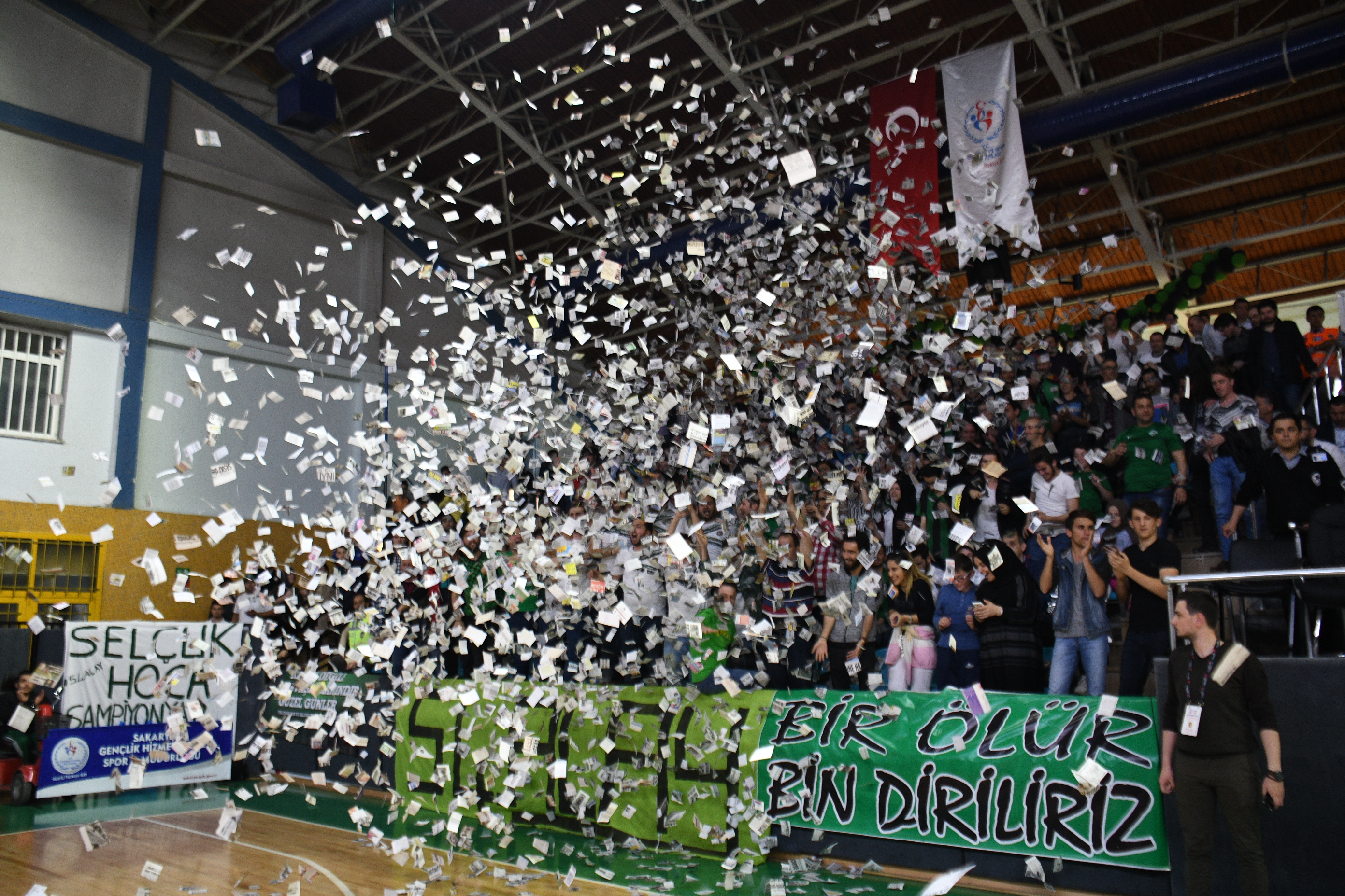 Dev Adamlar seriye galibiyetle başladı