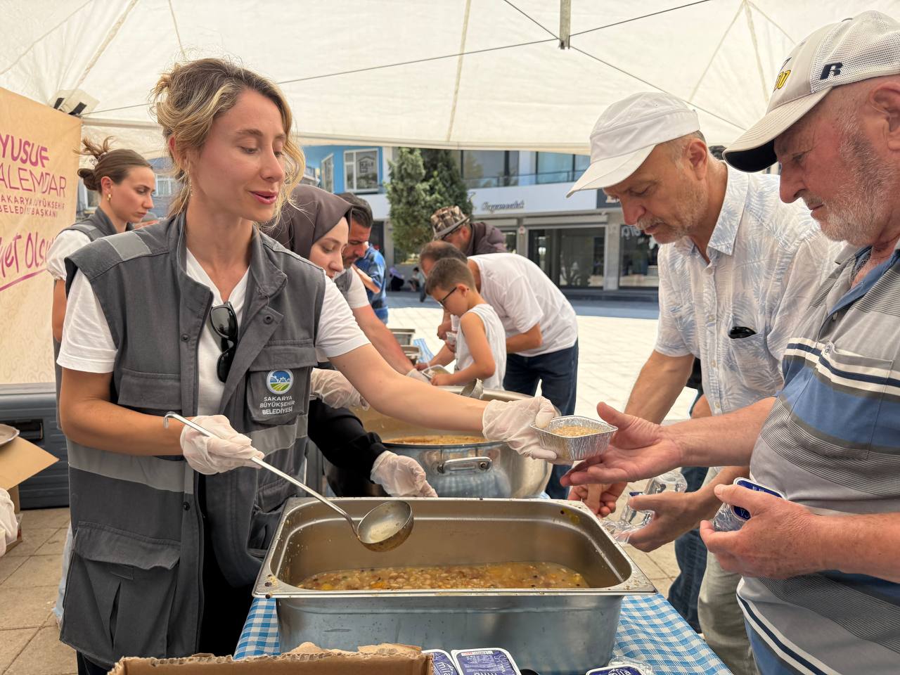 Binlerce kişi aşureyi tattı, hem diller hem de gönüller lezzet buldu