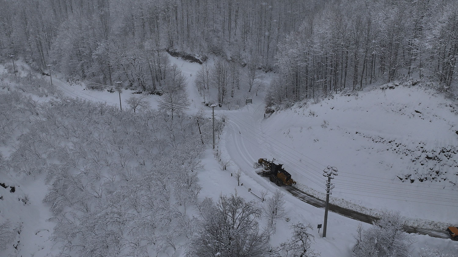 Büyükşehir 24 saat kar mesaisinde: 17 grup yolundan 10’u ulaşıma açıldı