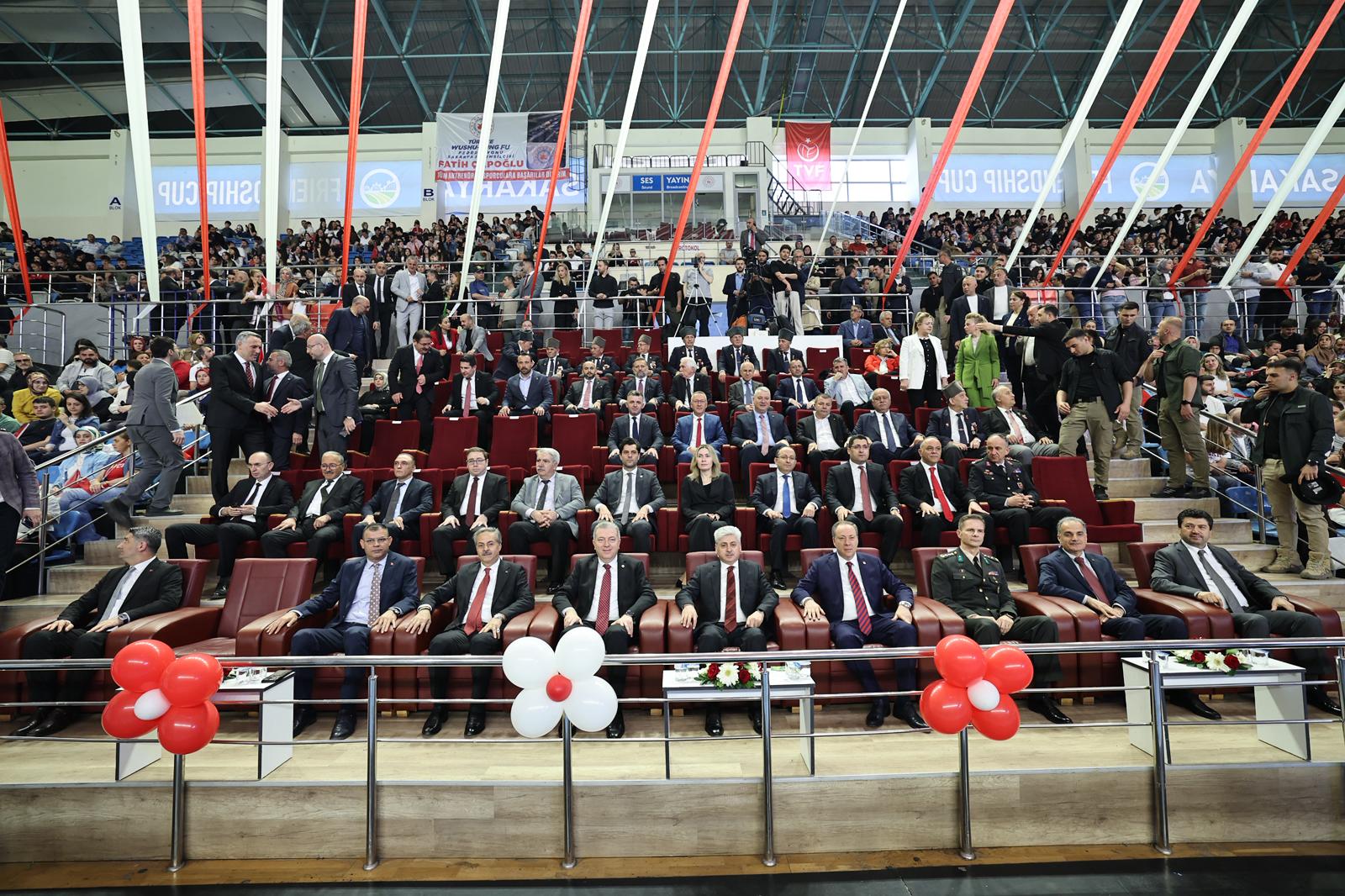 “Gençlerimizin yanında oluyor, onların sporla, sanatla ve eğitimle iç içe büyümesi için gereken desteği sunuyoruz”