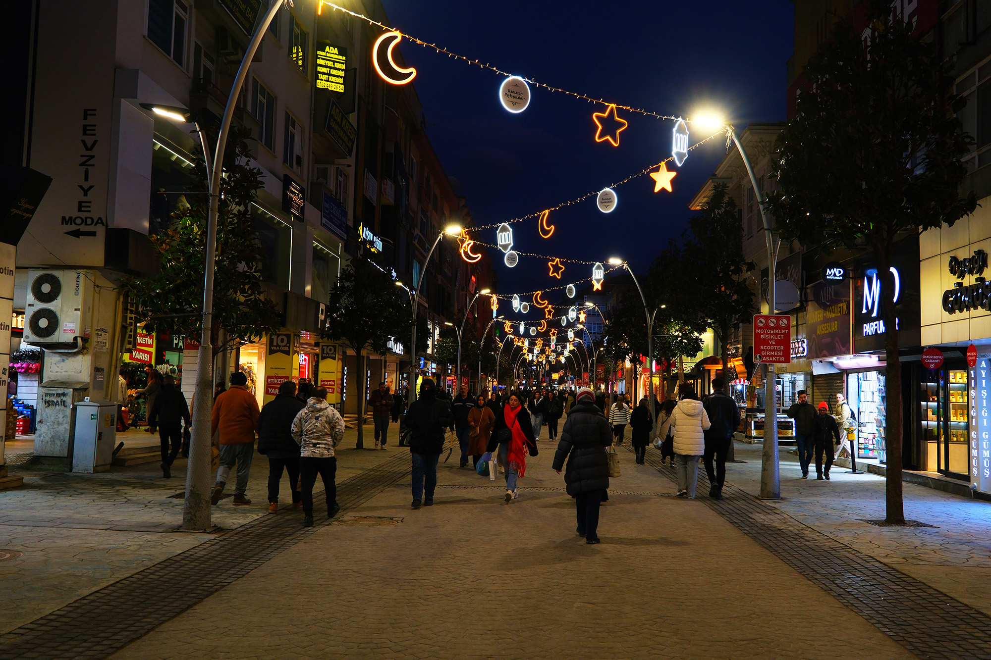 Çark Caddesi Ramazan kıyafetini giydi: Yıldız, ay ve hilal ile görsel şölen…