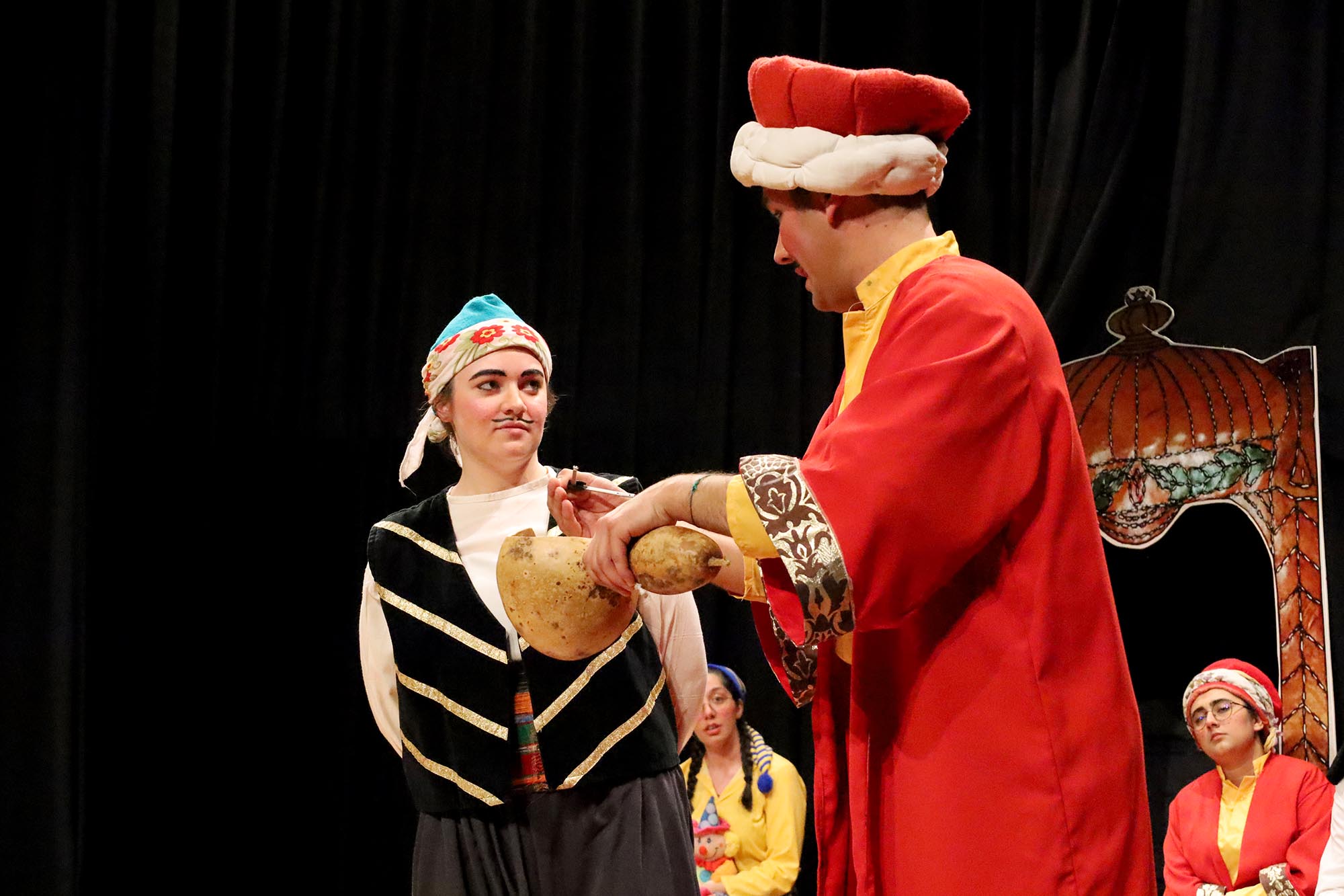 Genç tiyatrocuların sahnesi büyük beğeni topladı