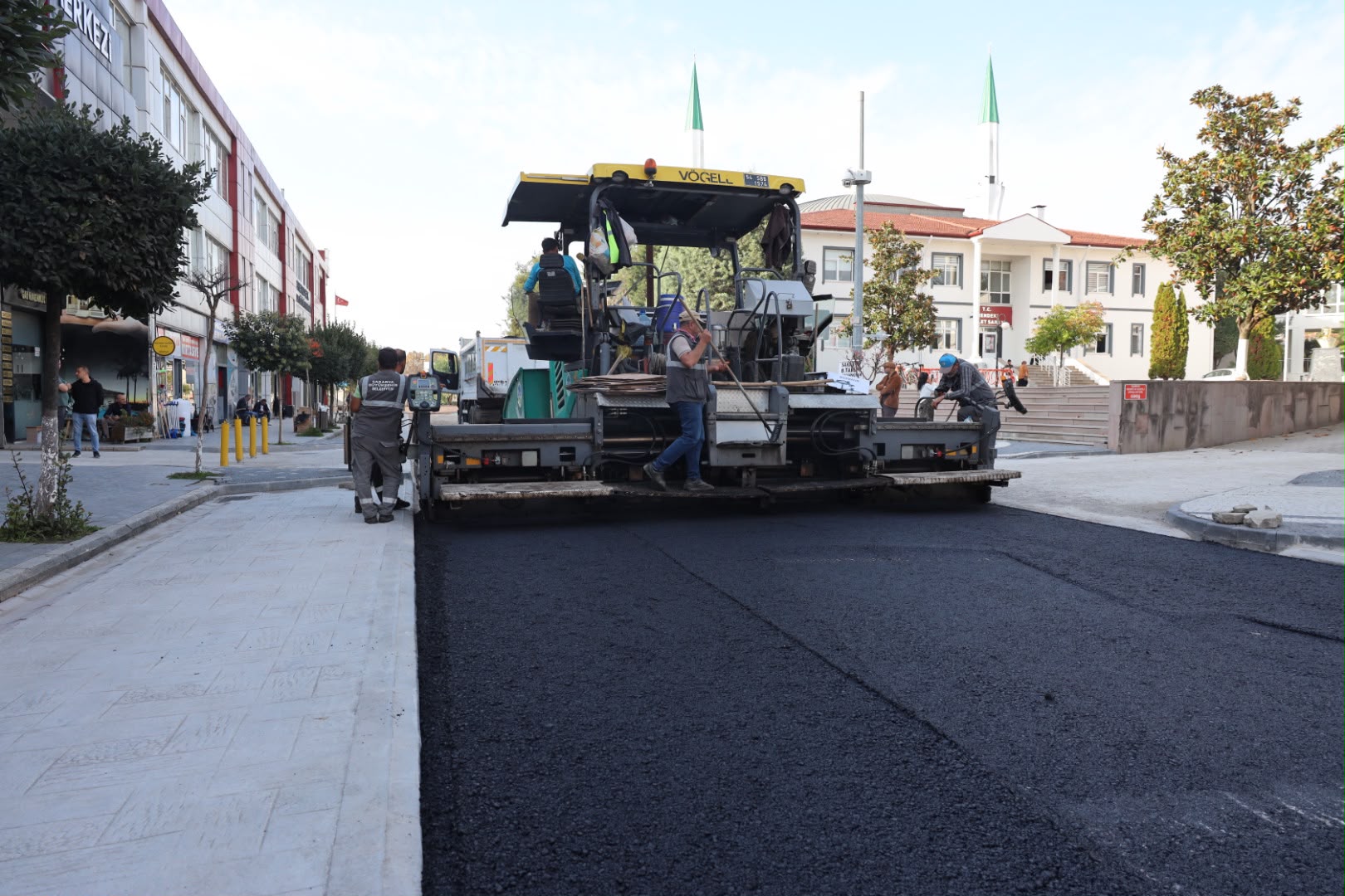 Hendek’in tam kalbindeki en önemli güzergahlar tablo gibi işleniyor