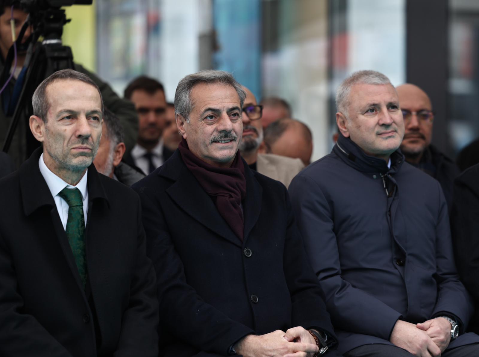 Sakarya'da çocukların 'ufkuna' ışık olacak edebiyat fuarı başladı: İlk günden binlerce misafir akın etti...