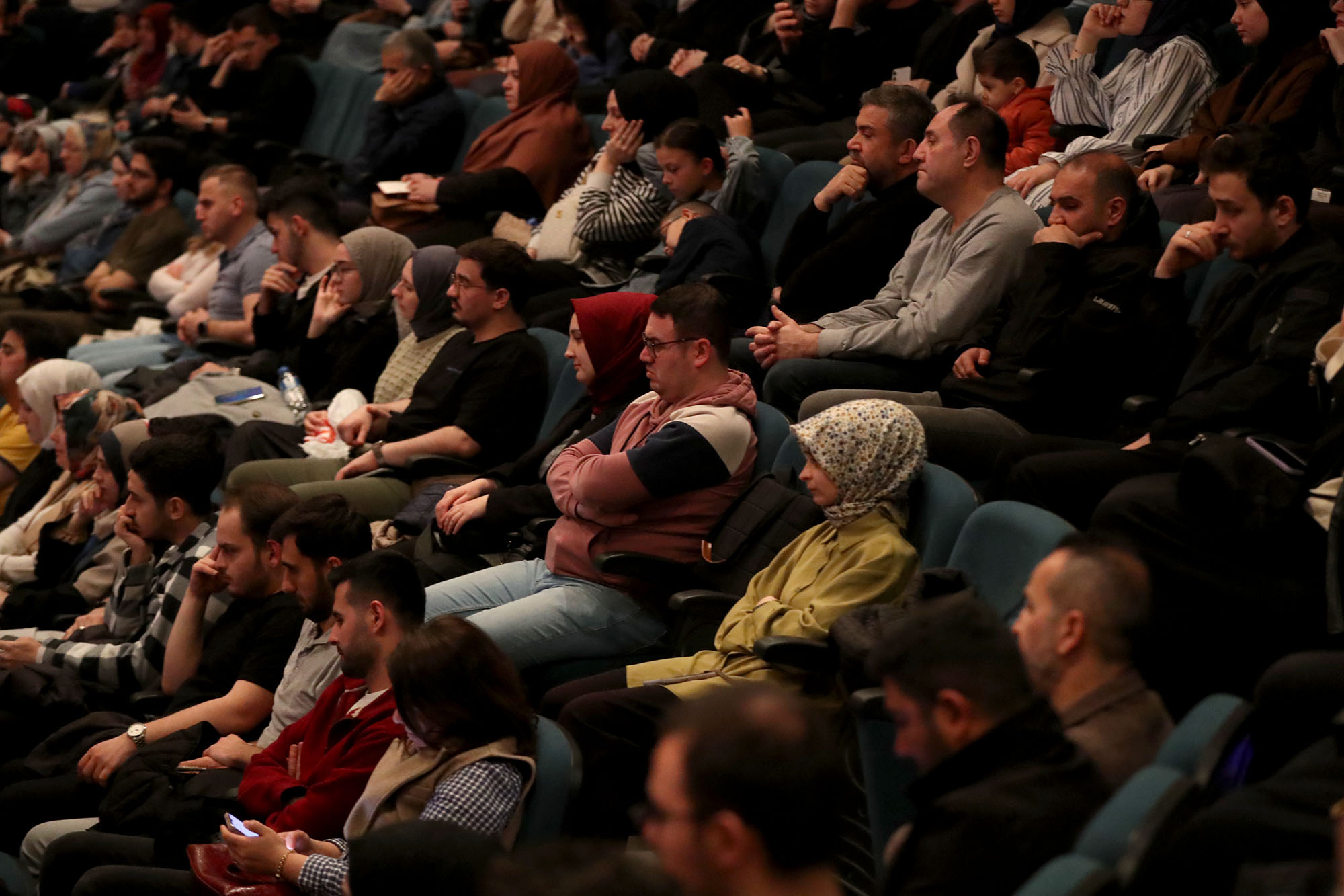“Geniş olan ahiretin sohbeti ferahlatır”