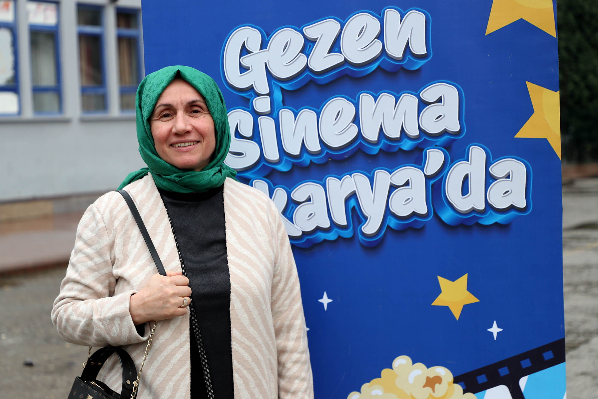 Tır geziyor, minikler sinemayla buluşuyor: Beyaz perde bu kez Paris İlkokulu’na taşındı