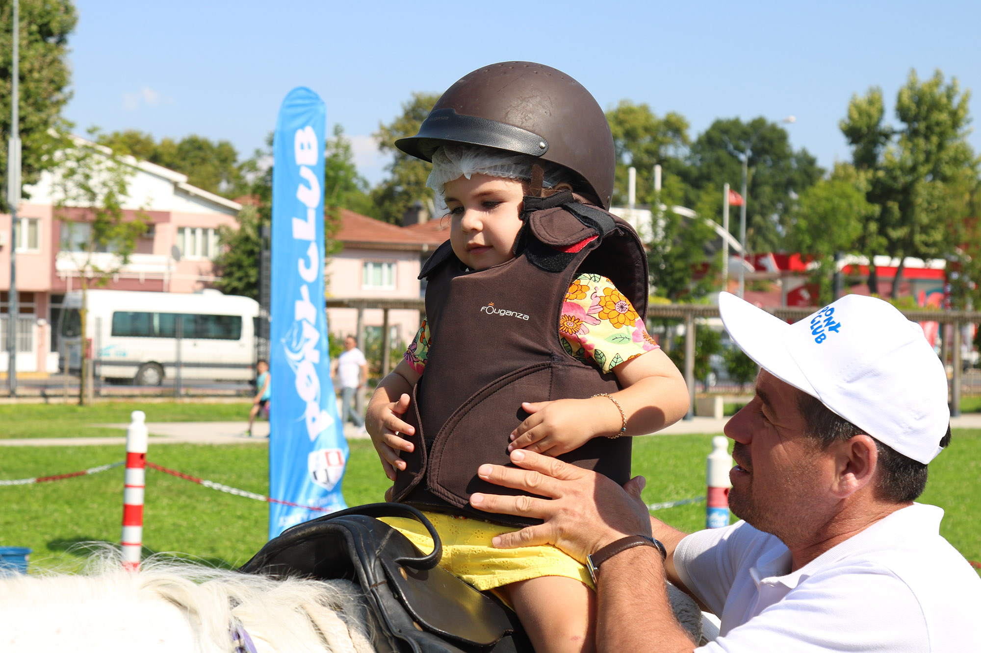 Çocuklar Millet Bahçesi’nde ‘pony’ atlarına bindi