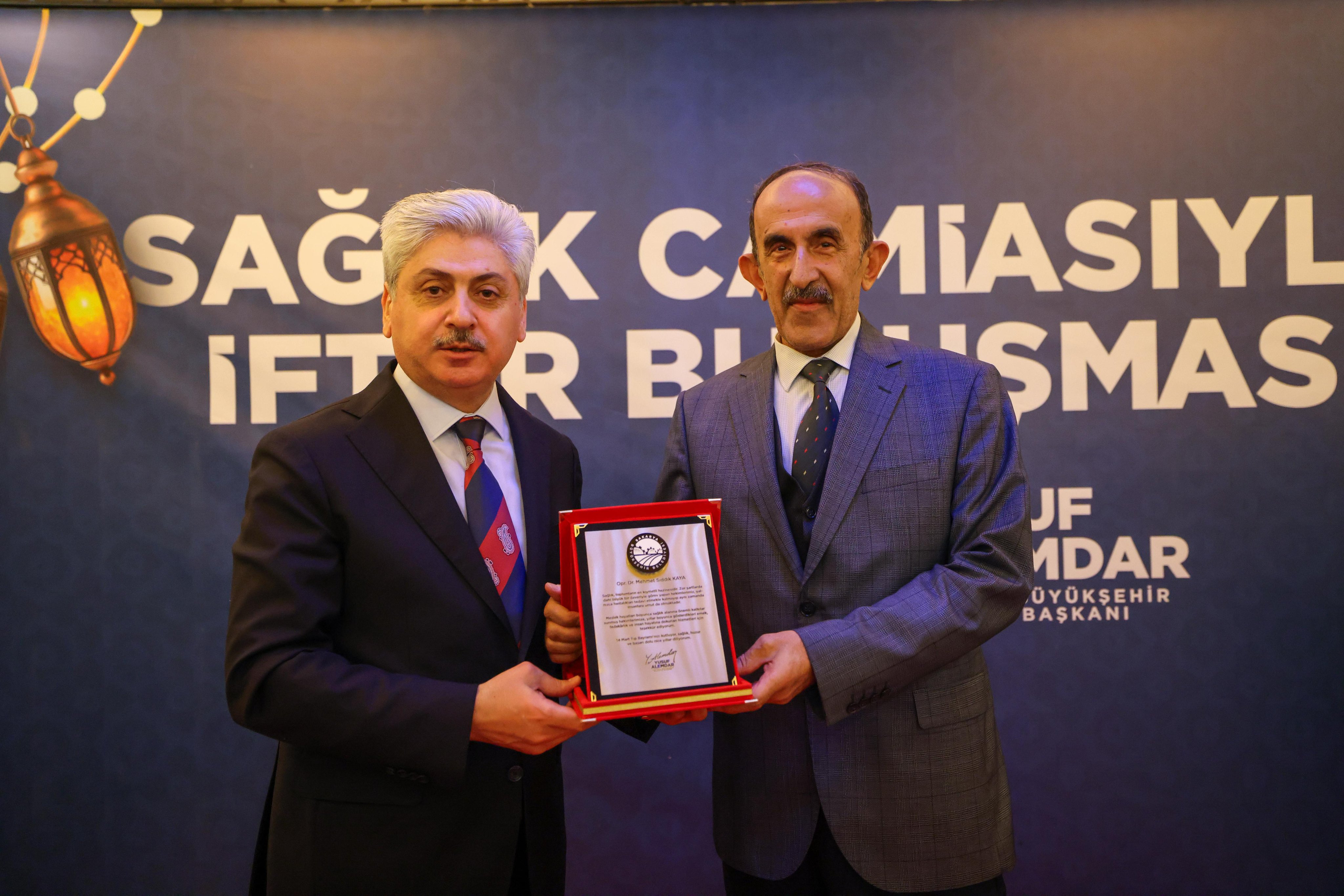 “Vefası ve fedakarlığıyla sağlık camiası her övgüyü fazlasıyla hak ediyor”