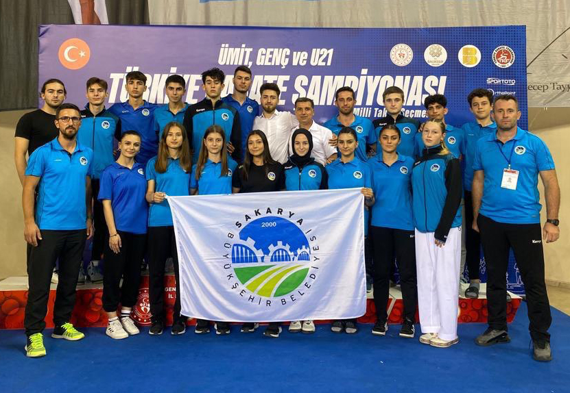 Büyükşehir karate sporcuları gururlandırdı