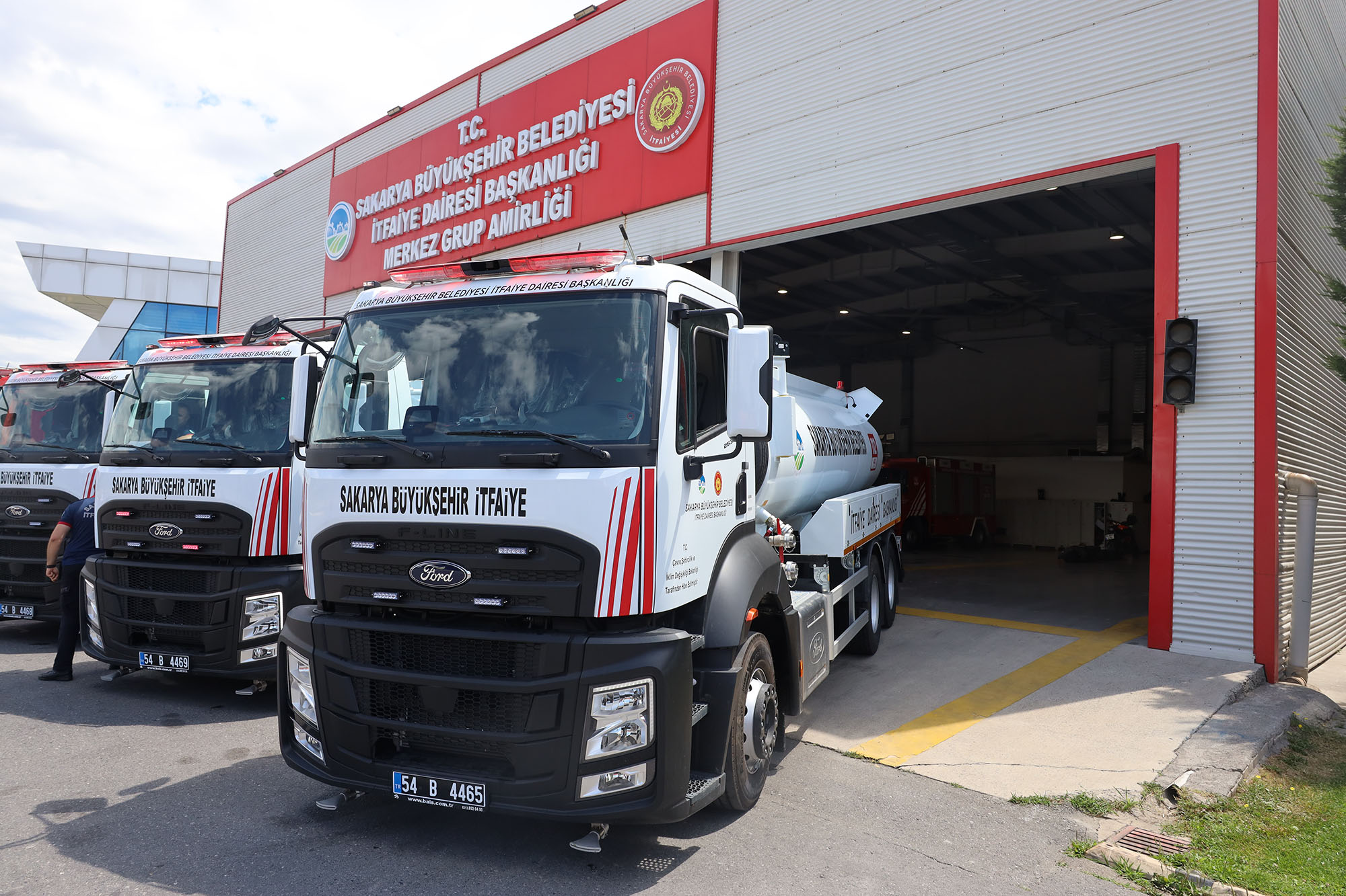 İtfaiye Teşkilatına güç katan 70 milyon TL’lik 6 aracı Yusuf Alemdar paylaştı: “Afetlere karşı mücadele gücümüzü artırmaya devam edeceğiz”