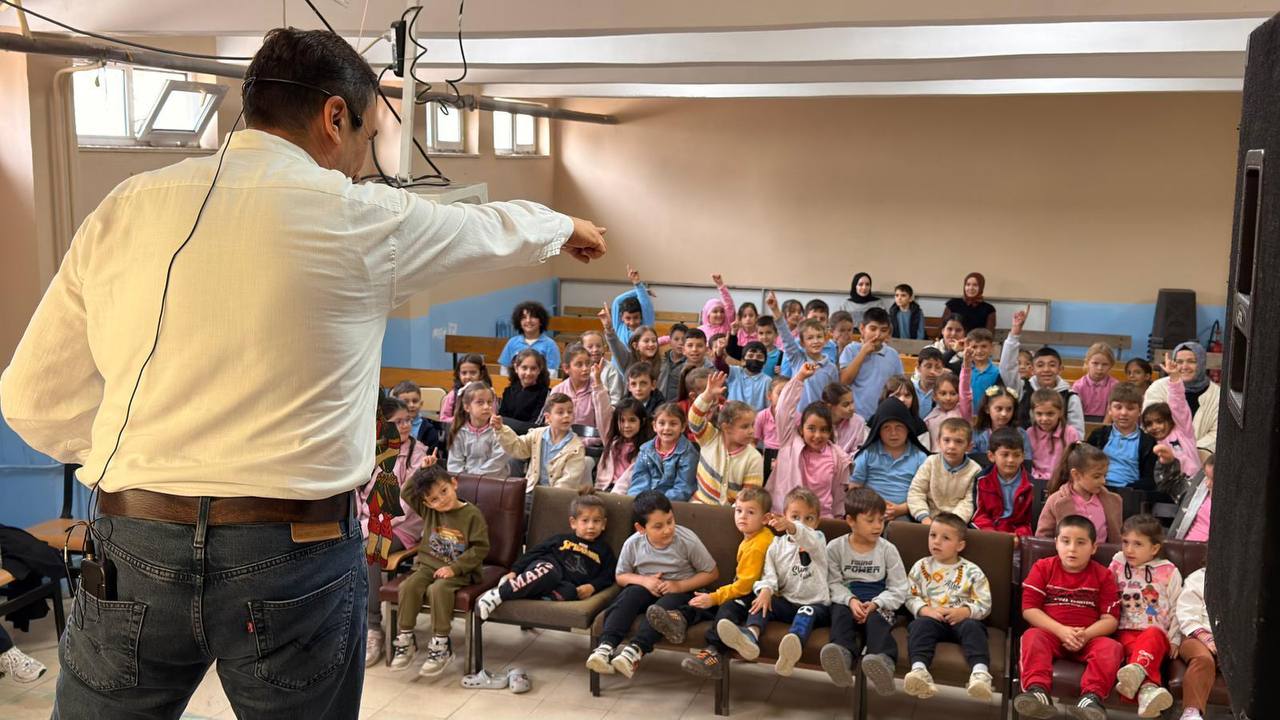 Minik öğrenciler “Bir Hikaye Bin Neşe” programıyla doyasıya eğlendi