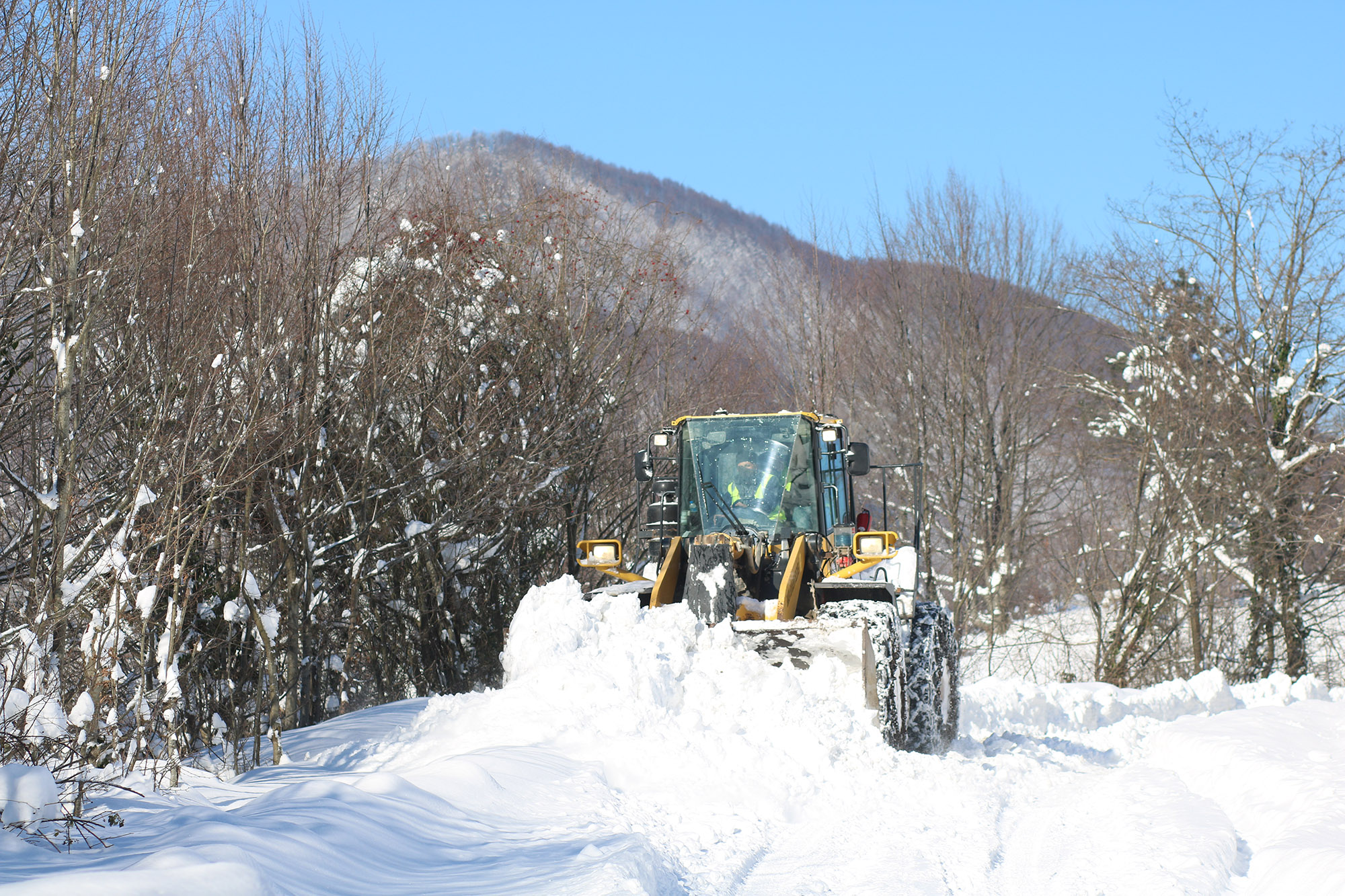 Büyükşehir kapanan 67 mahalle yolunu ulaşıma açtı