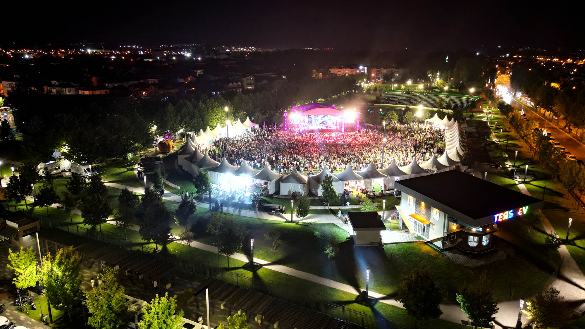Yazın en büyük festivali şölen tadında başladı: Millet Bahçesi sahne ışıklarıyla aydınlandı