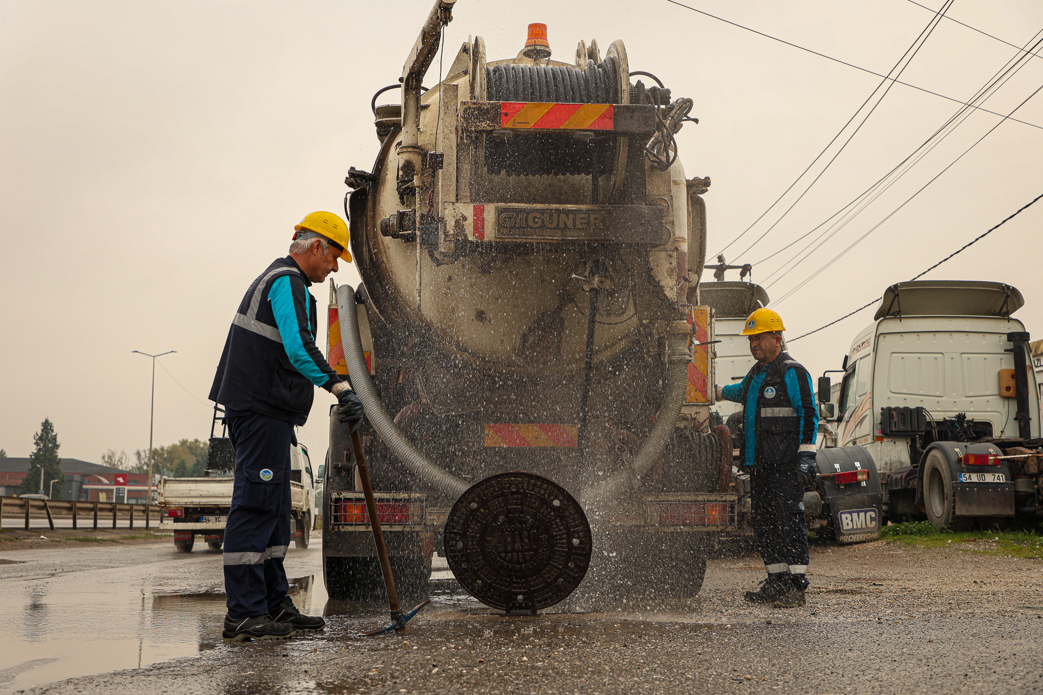Büyükşehir ve SASKİ tüm imkanlarıyla sabaha kadar aralıksız mücadele etti