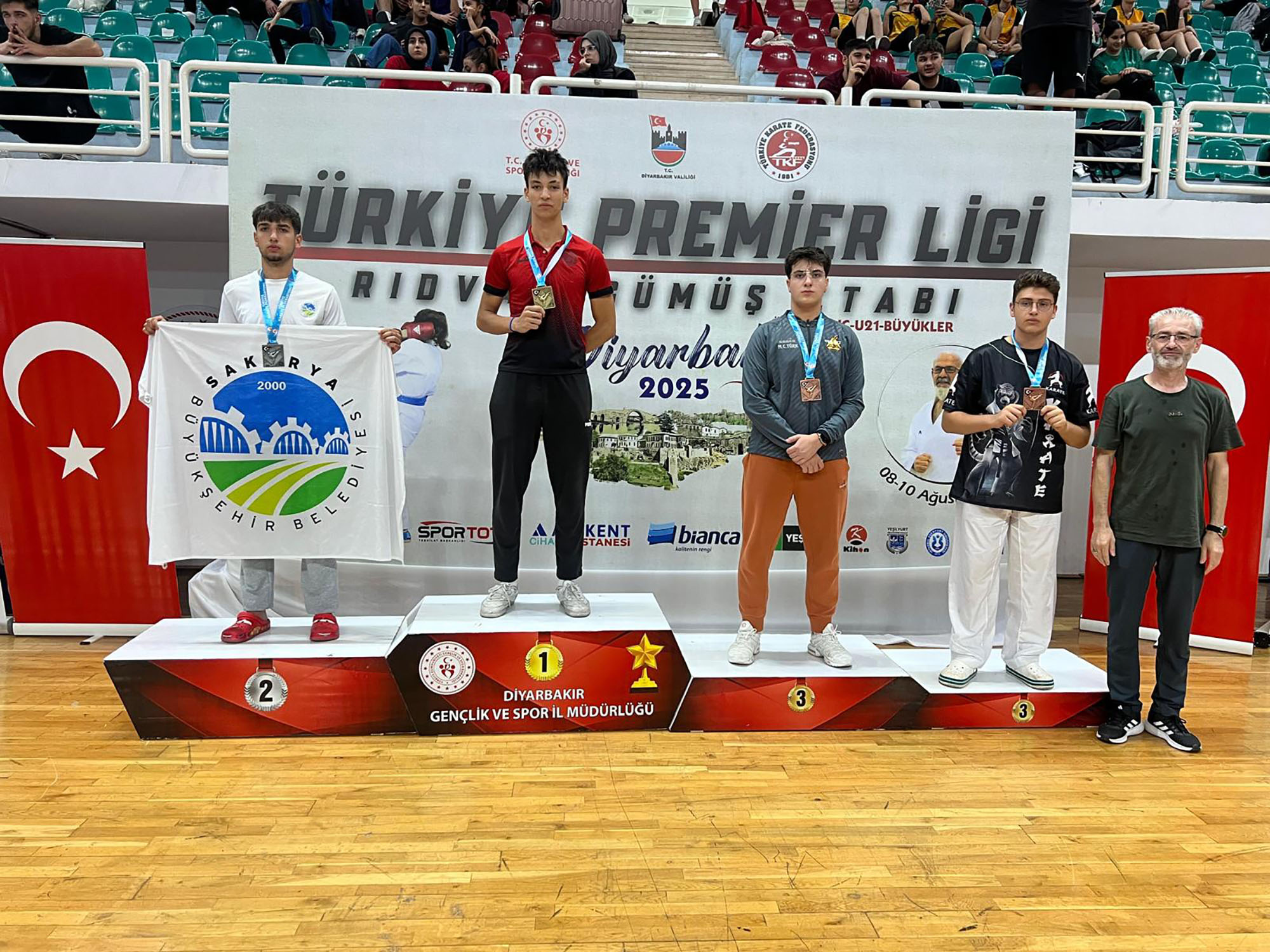 Büyükşehir’in başarılı sporcuları Diyarbakır’da kürsüye çıktı