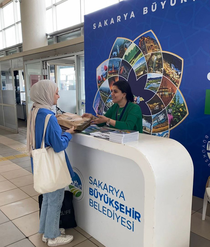 Büyükşehir üniversite kaydını yaptırmak için şehre gelen öğrencileri karşıladı