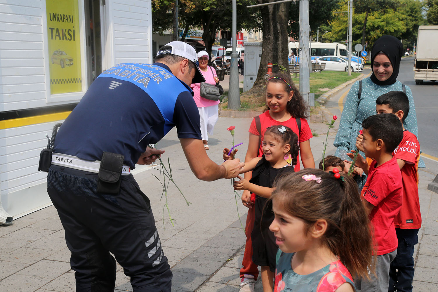 Zabıta Haftası’nda vatandaşa ve esnafa karanfil