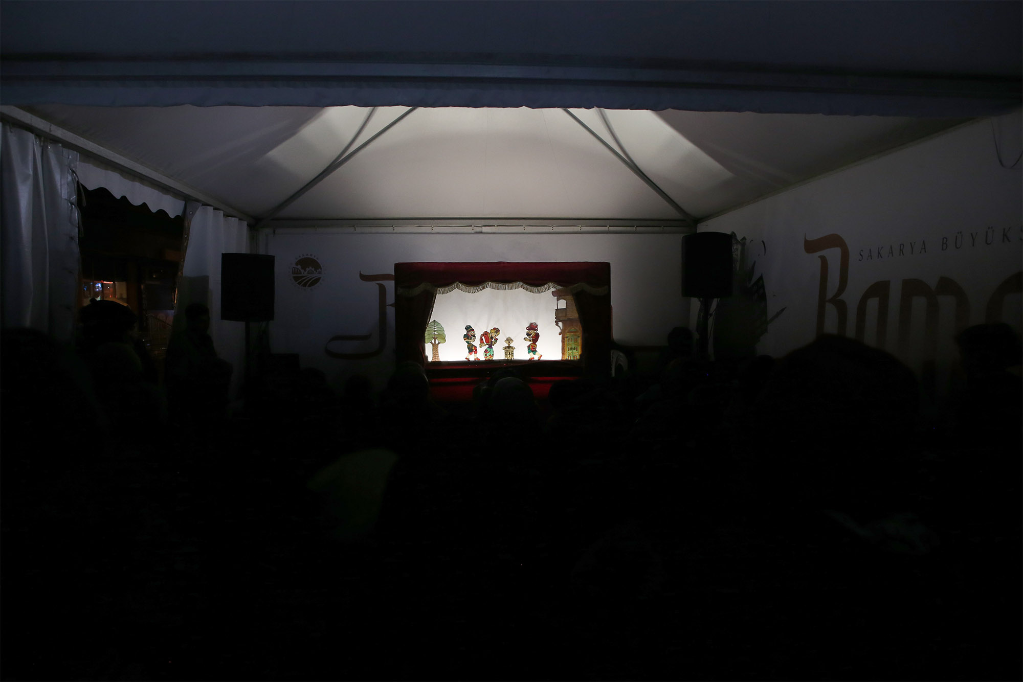 Ramazan Sokağı’na neşe katan gölge oyunu