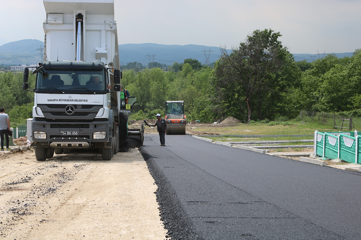 Büyükşehir asfalt çalışmalarını sürdürüyor