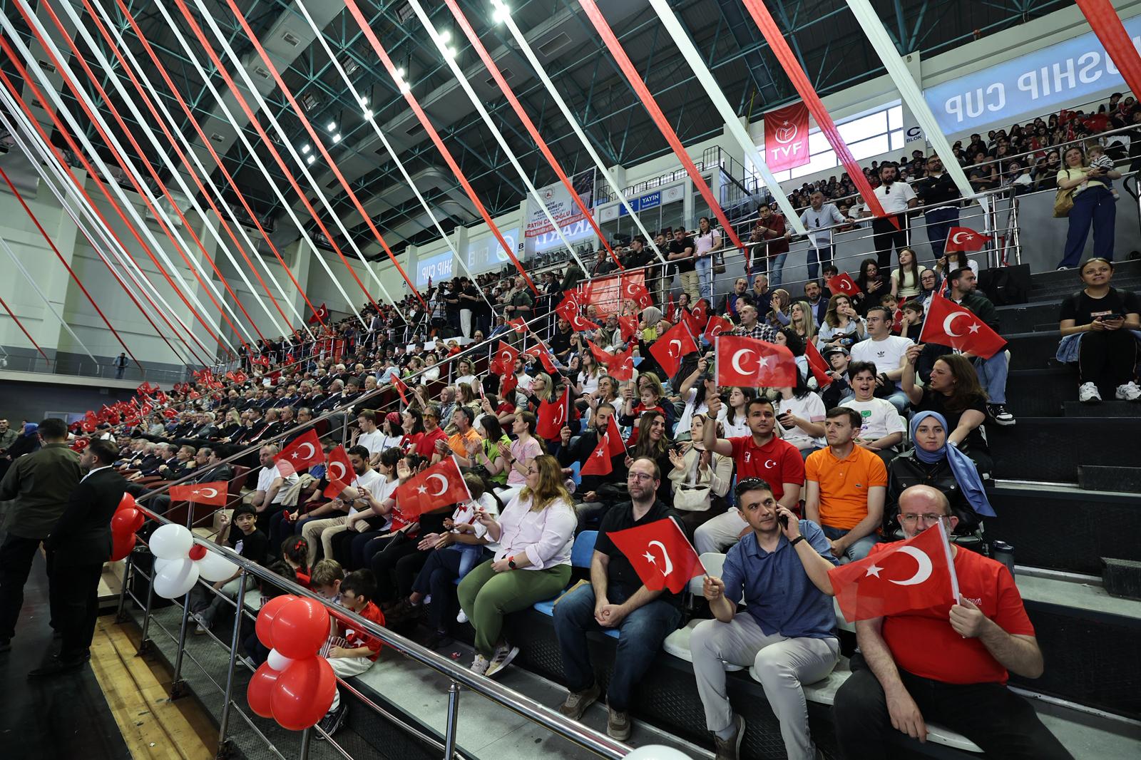 “Gençlerimizin yanında oluyor, onların sporla, sanatla ve eğitimle iç içe büyümesi için gereken desteği sunuyoruz”