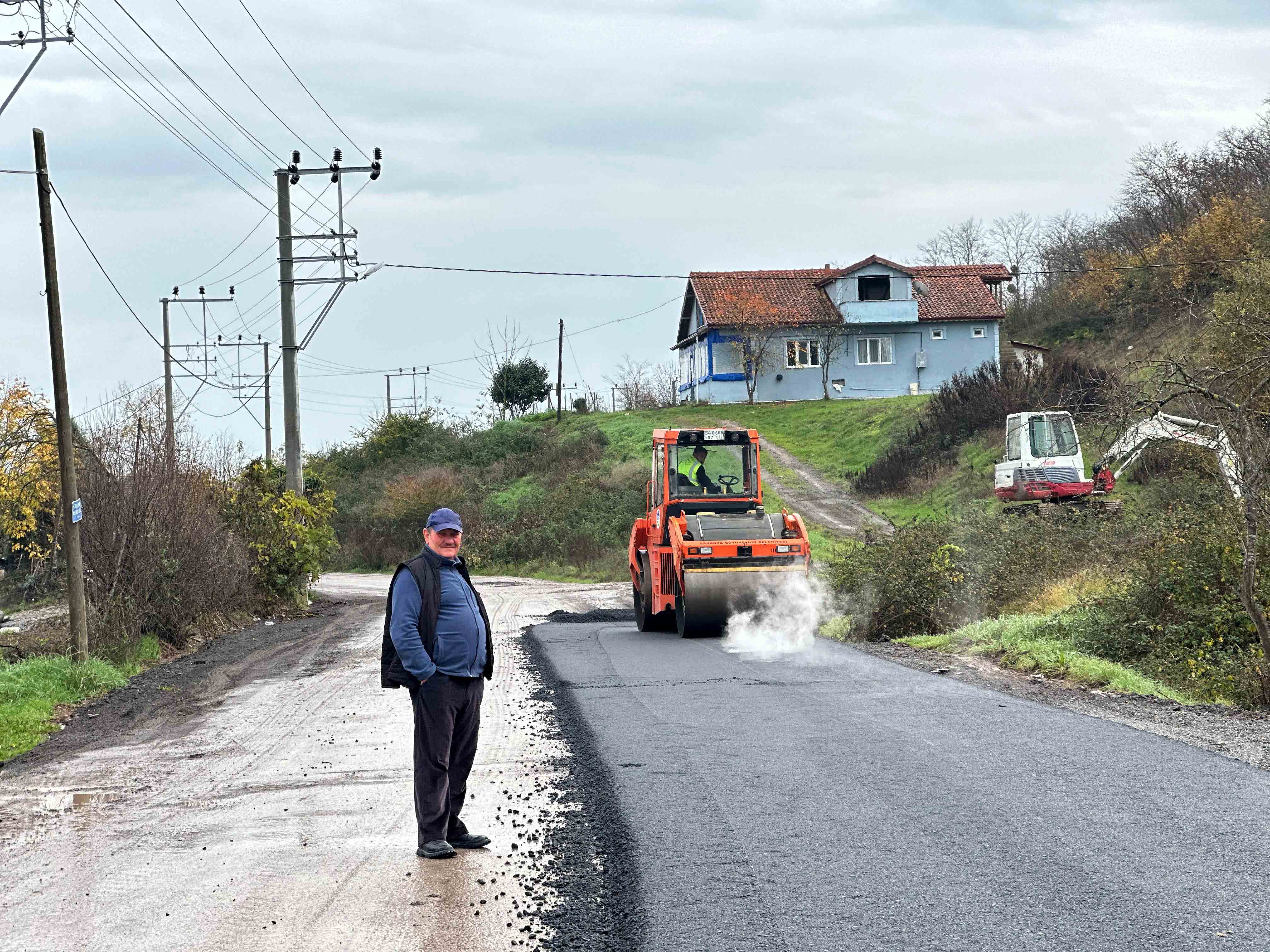 Büyükşehirle asfaltta bir bir arterleri yeniliyor: Sıra Söğütlü Rüstemler’de…