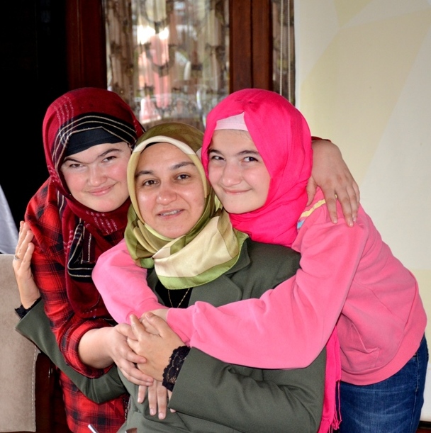 Yüzleri Daima Gülsün Diye