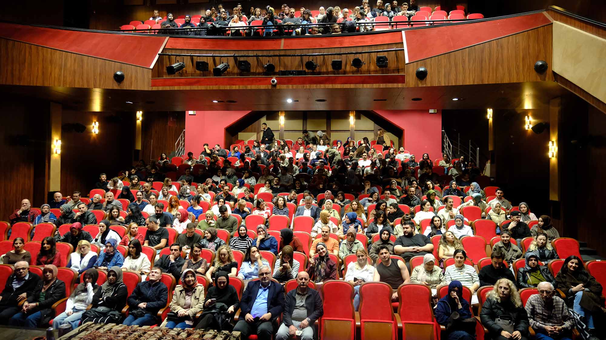 “Kayık Dünya” tiyatro oyunu sanatseverlerle AKM’de buluştu