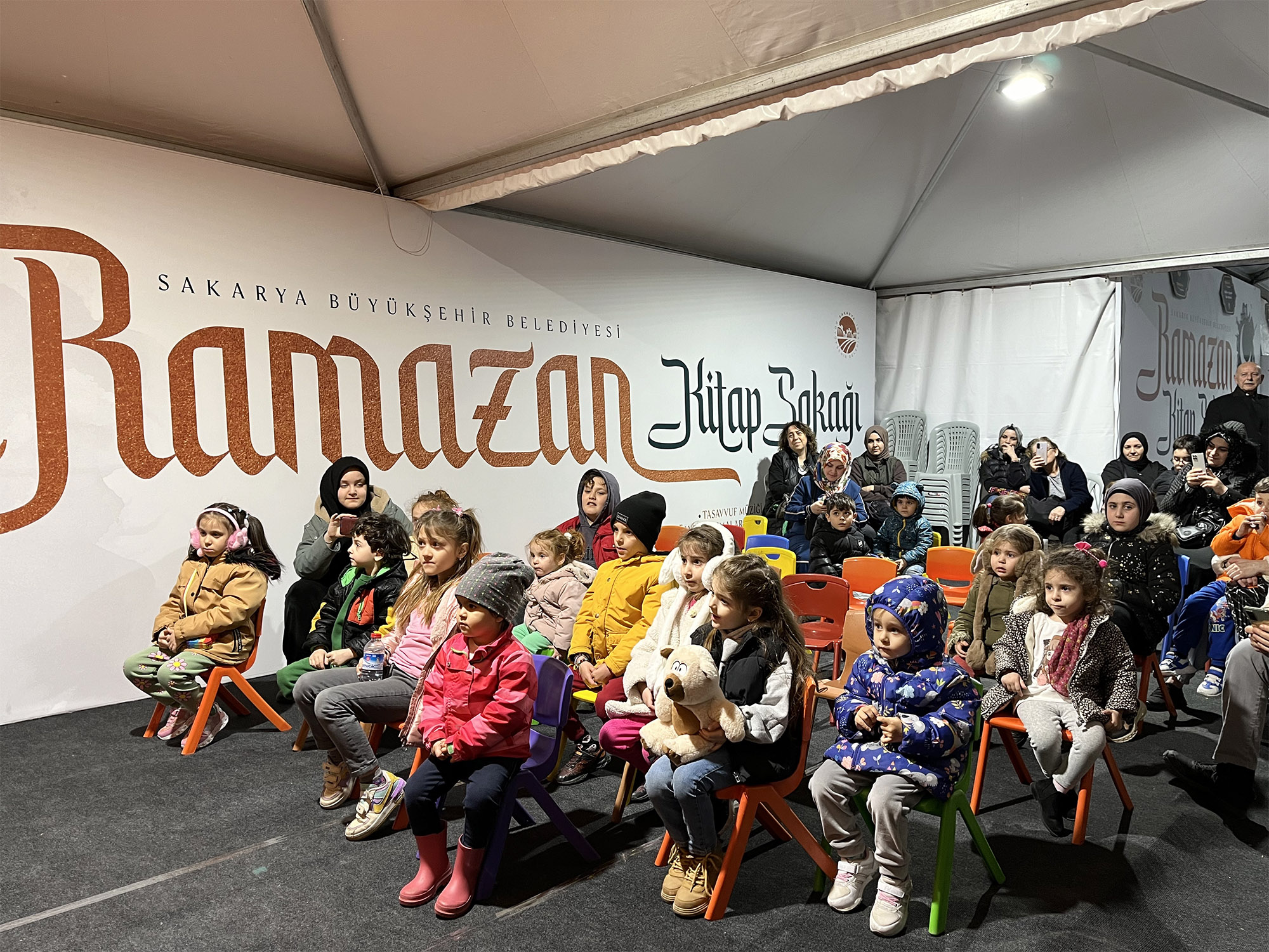 Ramazan Sokağı’nda minikleri kahkahaya boğan gösteri