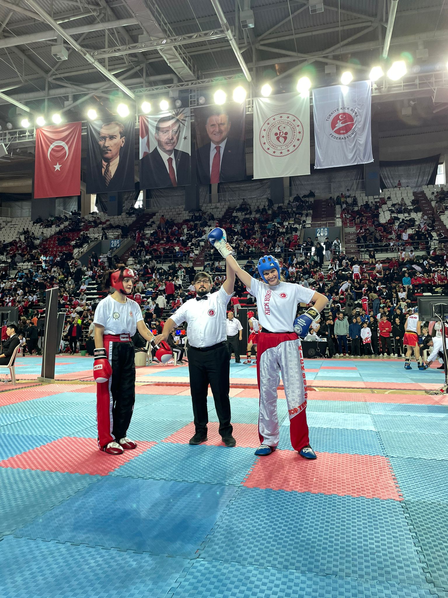 Büyükşehir’in kick bokscuları Antalya’da rüzgâr olup esti