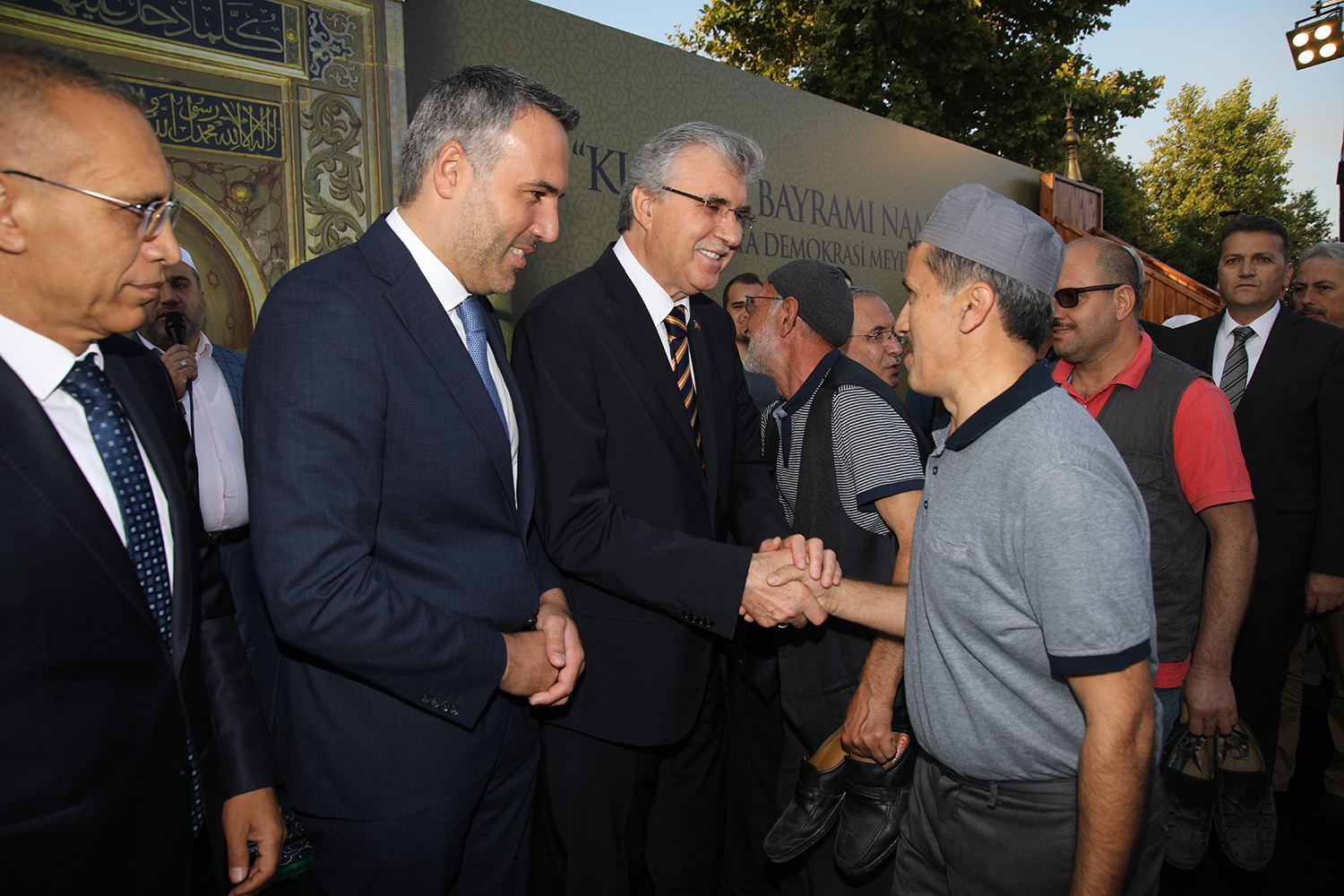 Binlerce Sakaryalı Demokrasi Meydanında bayramlaştı