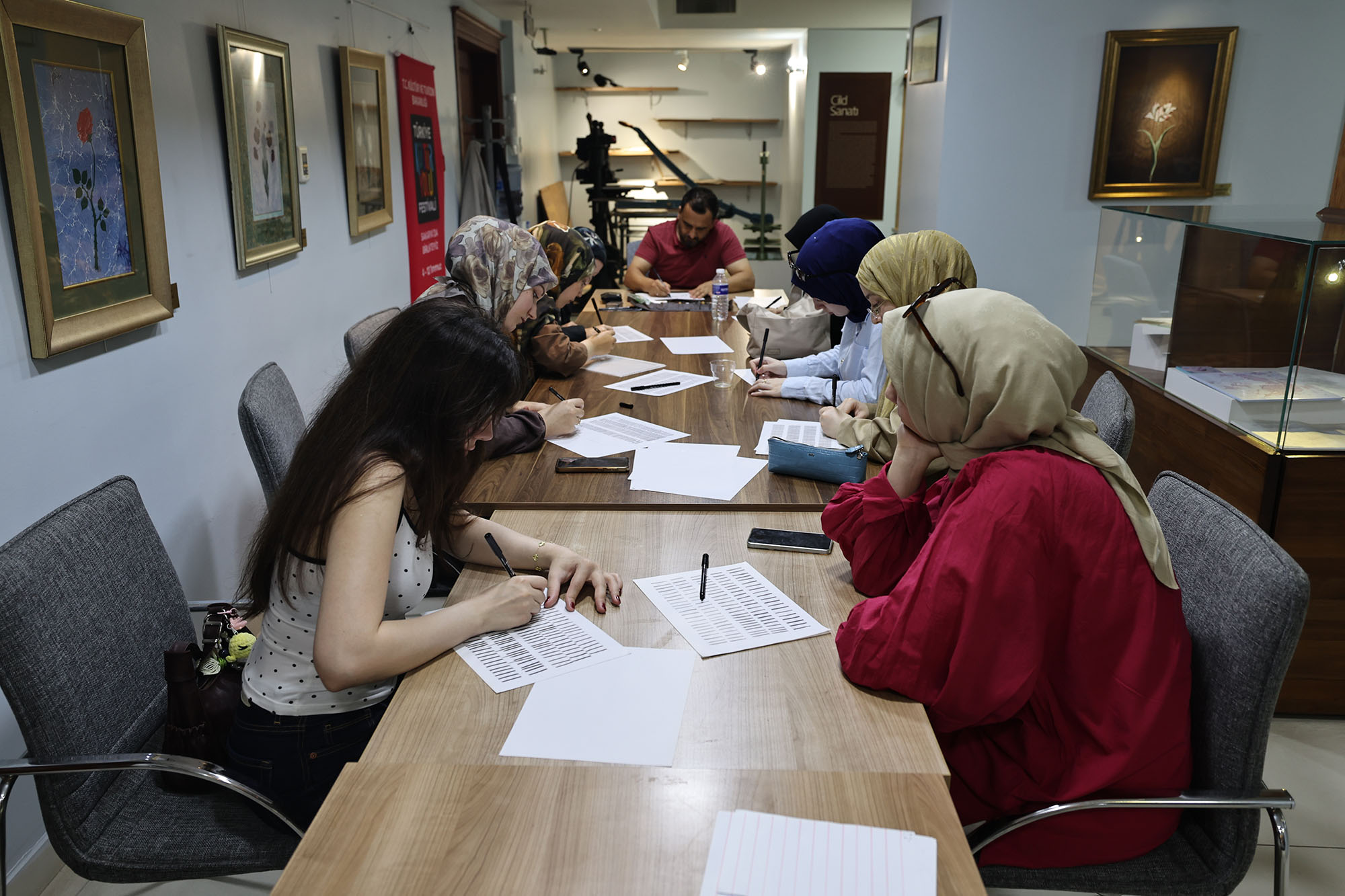 Genç Atölye’de ilk hafta geleneksel sanat ve yapay zekâ eğitimleriyle tamamlandı