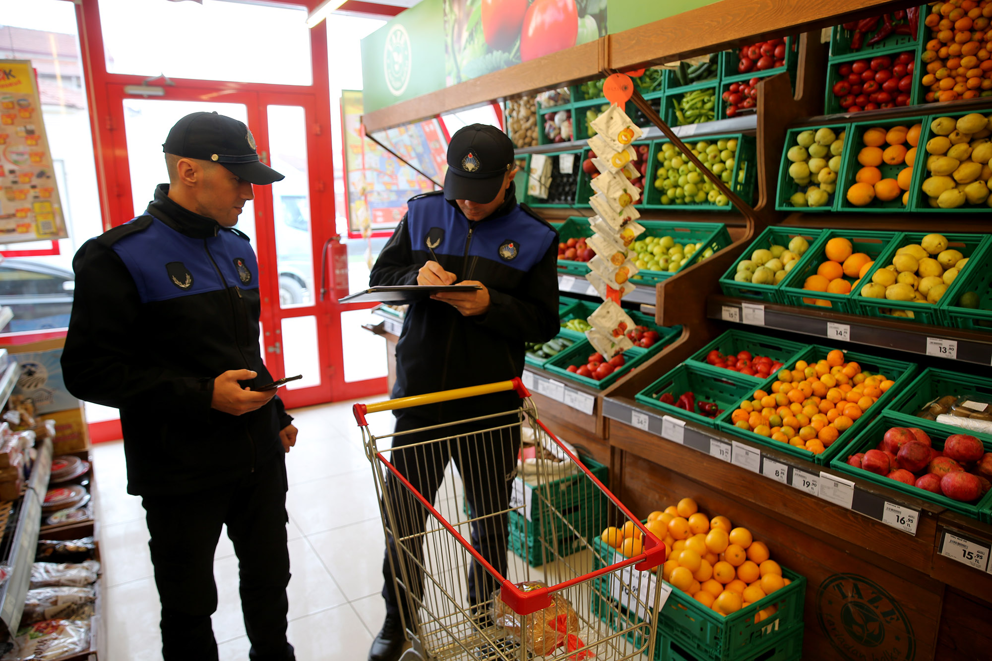 Büyükşehir Zabıtası market denetiminde Mağduriyete imkân tanımıyorlar