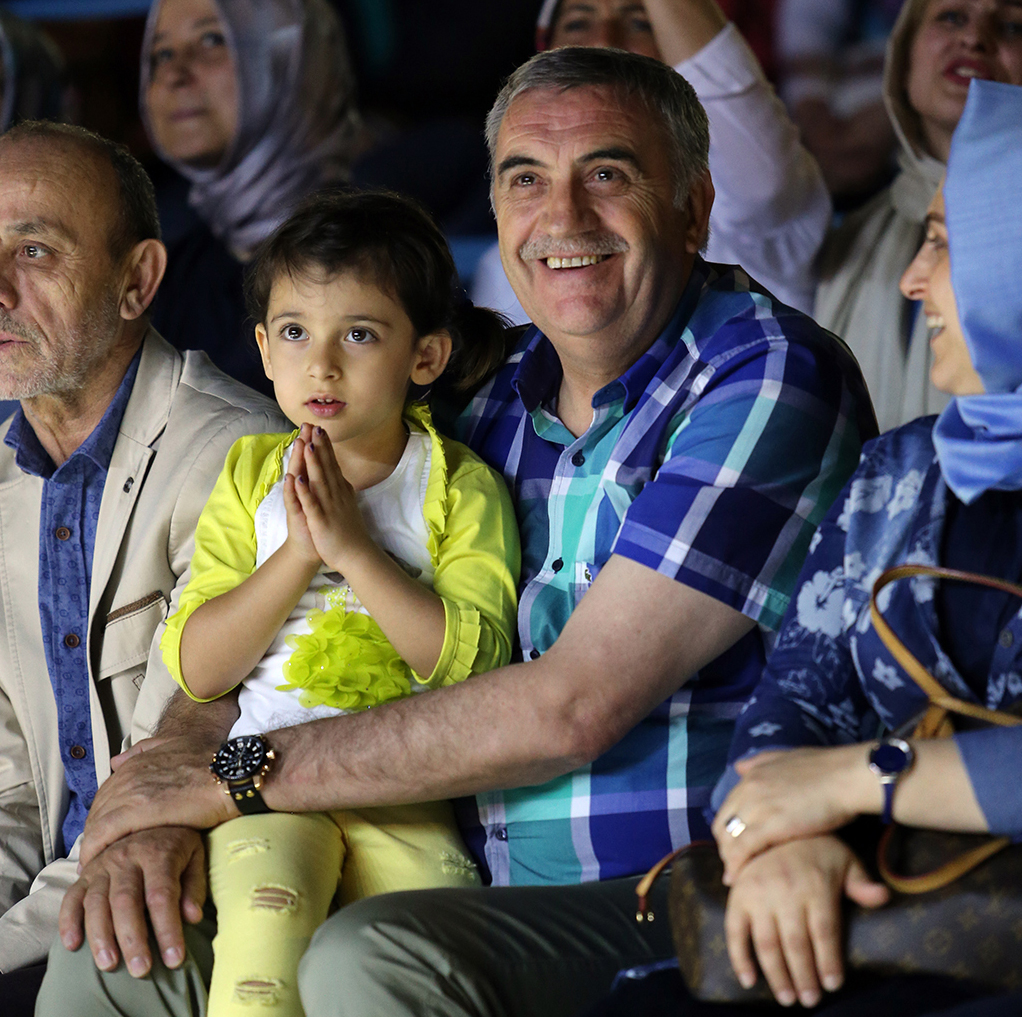 Ceceli Konserde İlahi Söyledi