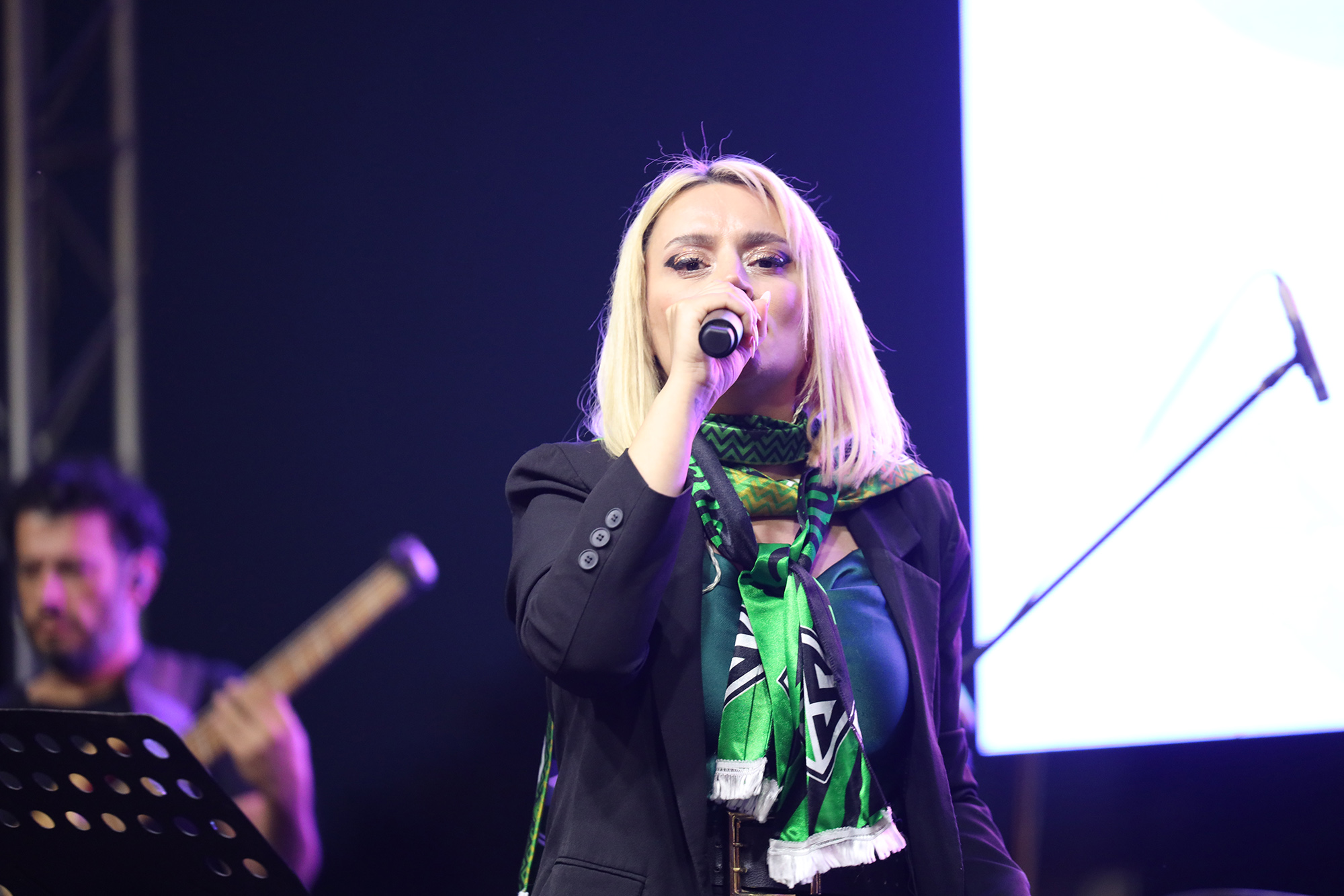 Sakarya’da yaz konseri rüzgârı başladı: Fatma Baba sahnesiyle coşku zirveye çıktı 