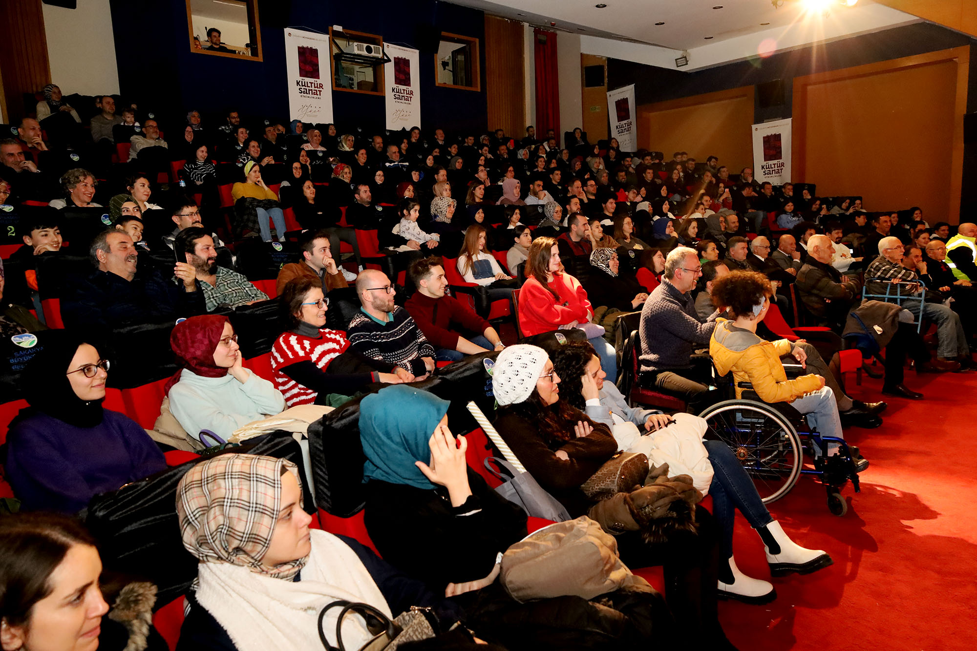 “Zoraki Takip” AKM’de kahkahalarla geçti