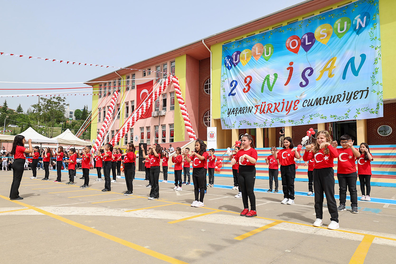 Alemdar miniklerin bayram coşkusuna ortak oldu: “Gözlerinizdeki ışık hiç solmasın”