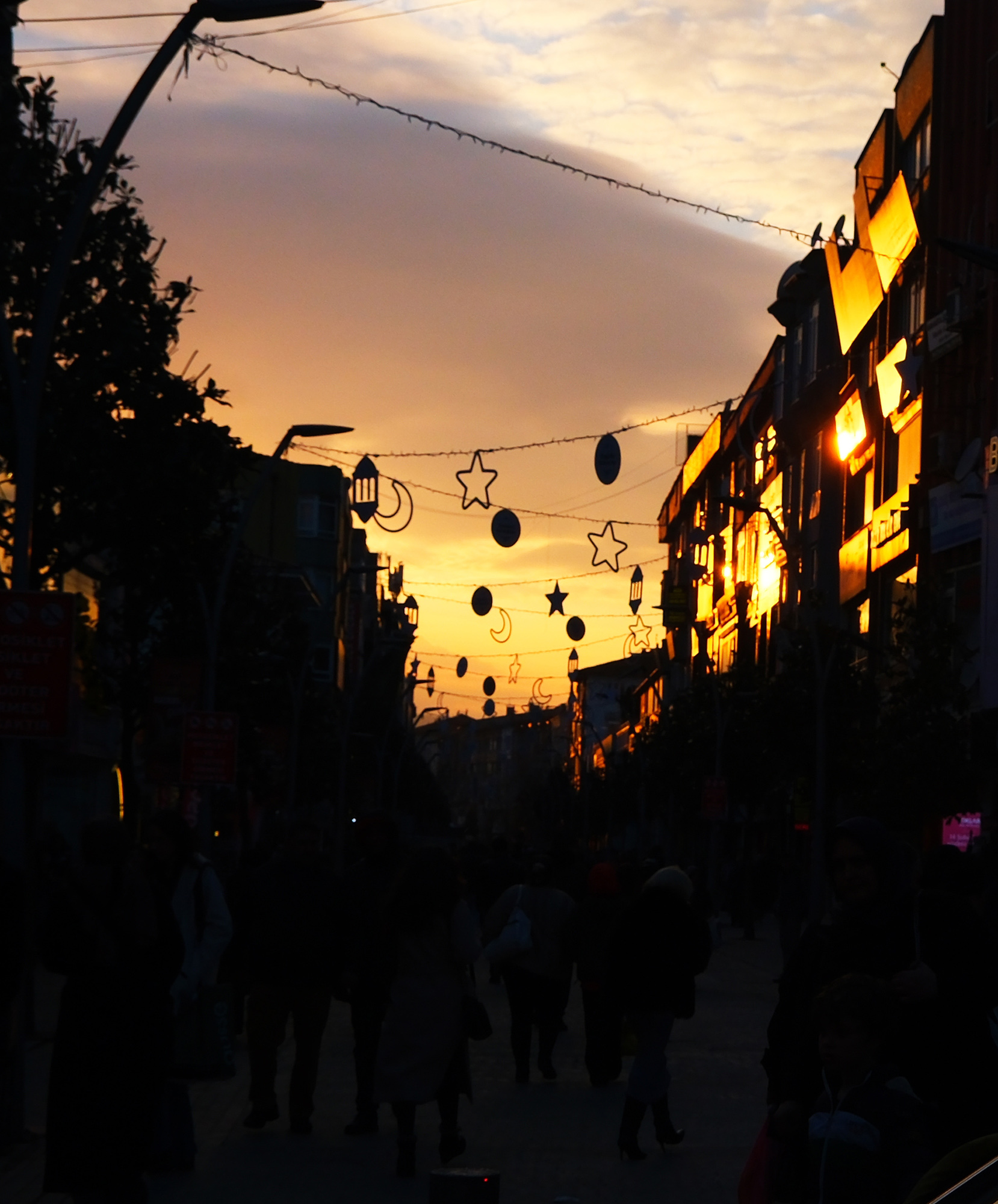 Çark Caddesi Ramazan kıyafetini giydi: Yıldız, ay ve hilal ile görsel şölen…