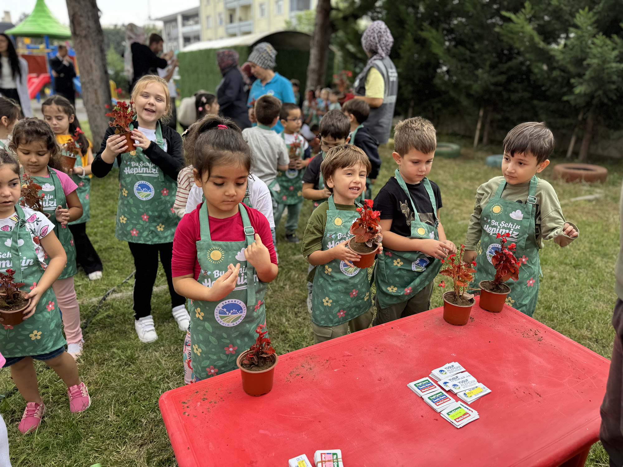 Minik bahçıvanlar çiçeklerle geleceği şekillendiriyor 