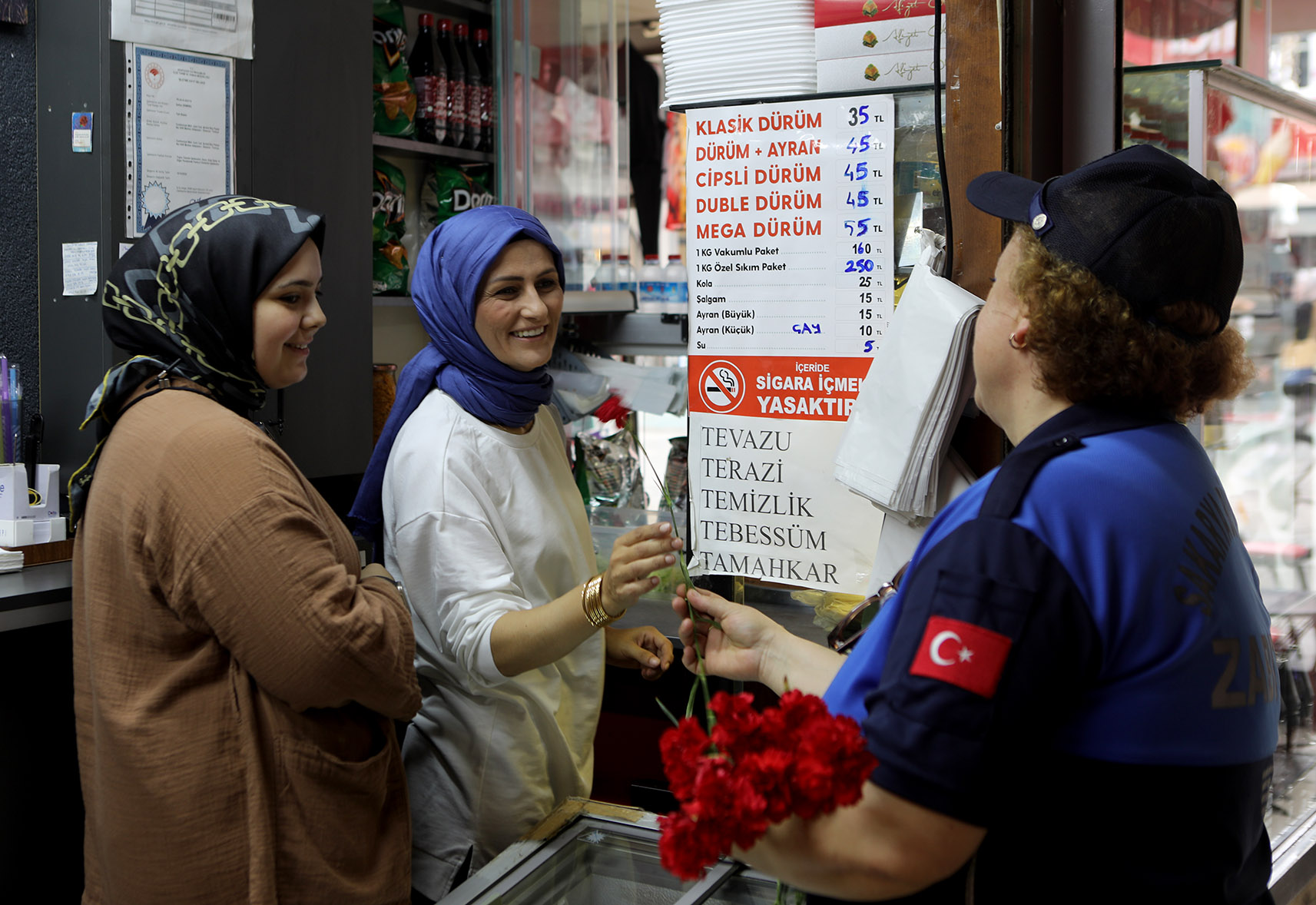 Zabıta Haftası’nda vatandaşa ve esnafa karanfil