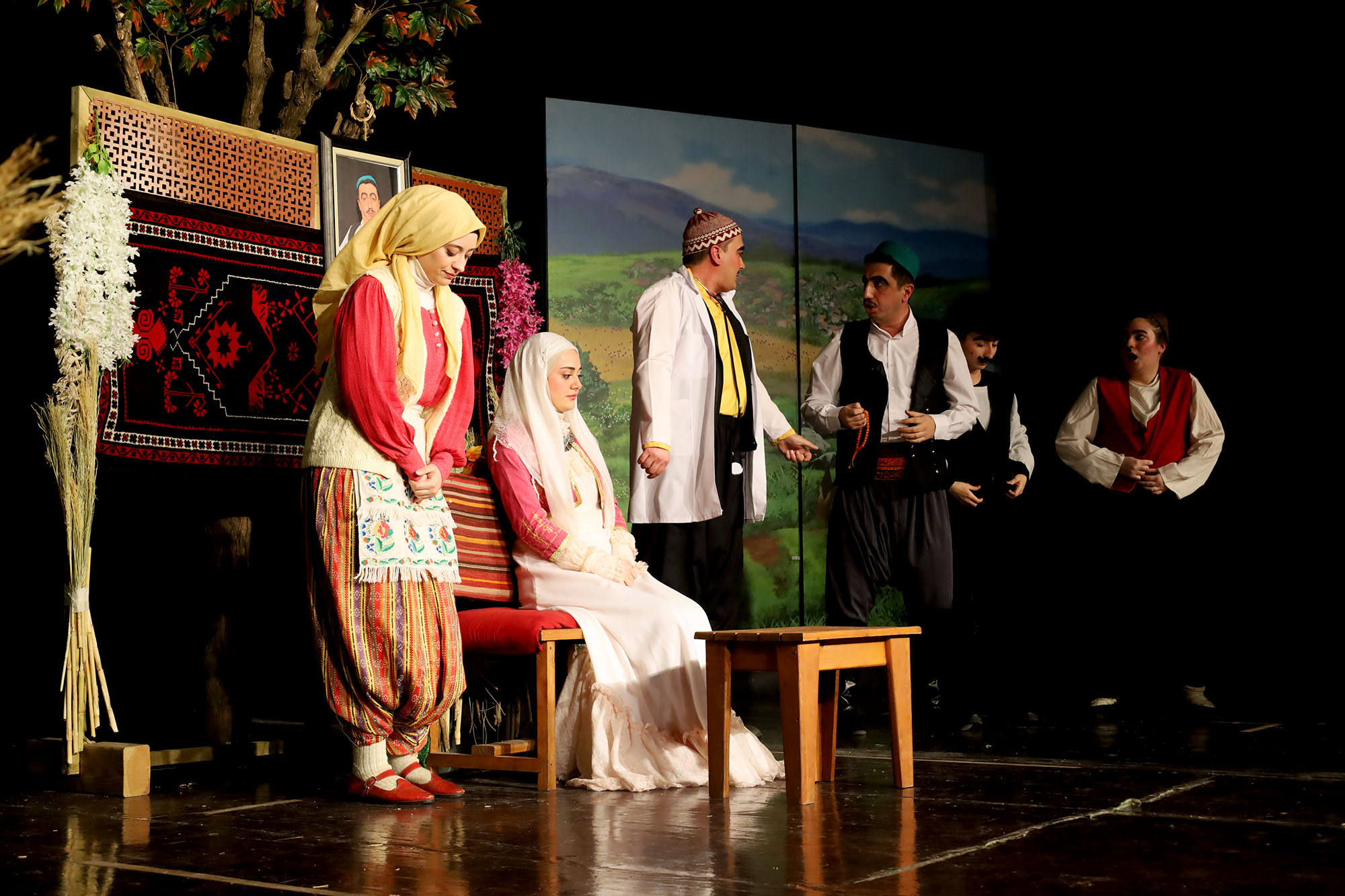 “Zoraki Takip” AKM’de kahkahalarla geçti