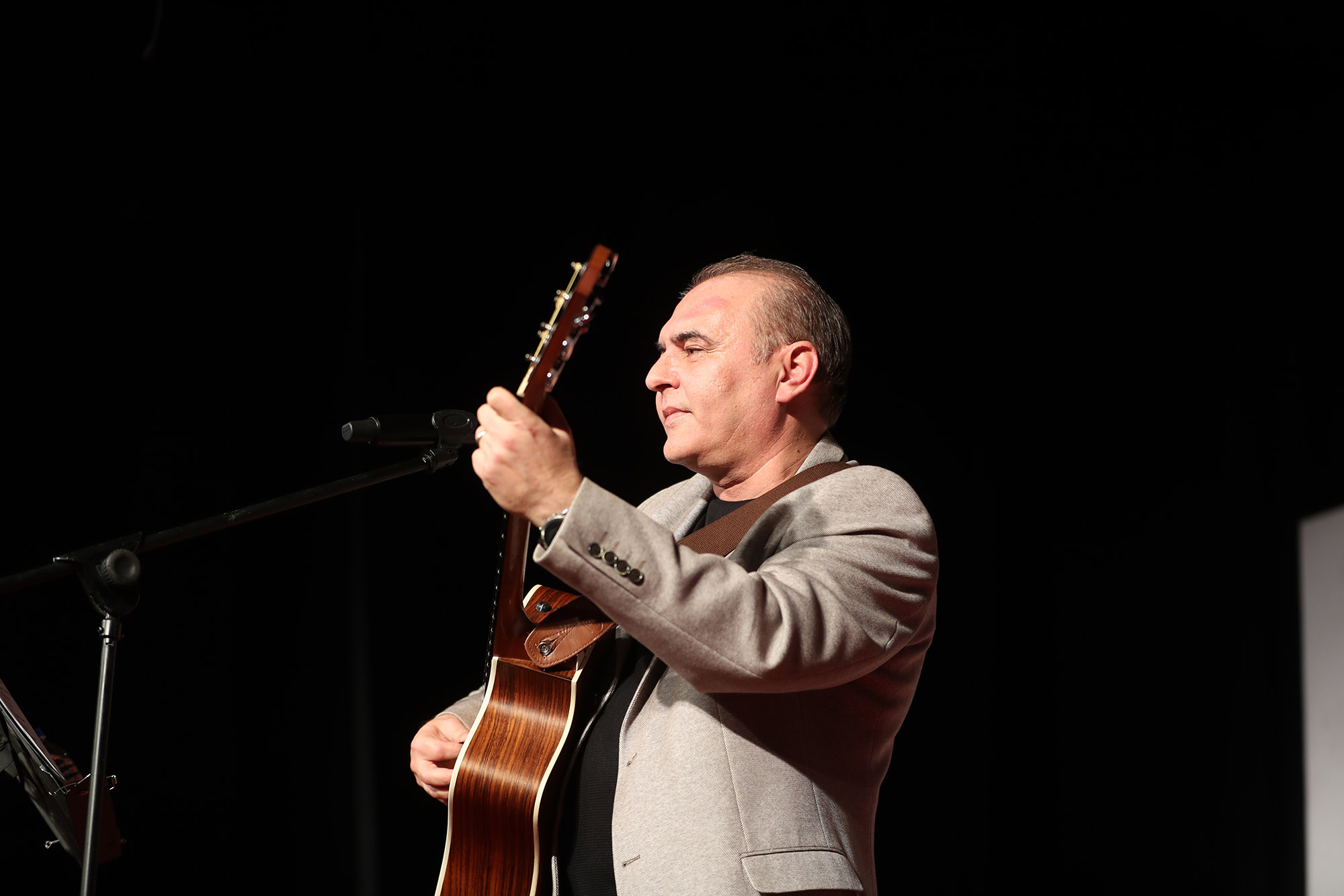 Büyükşehir’in Aykut Kuşkaya konserinde müzik şöleni
