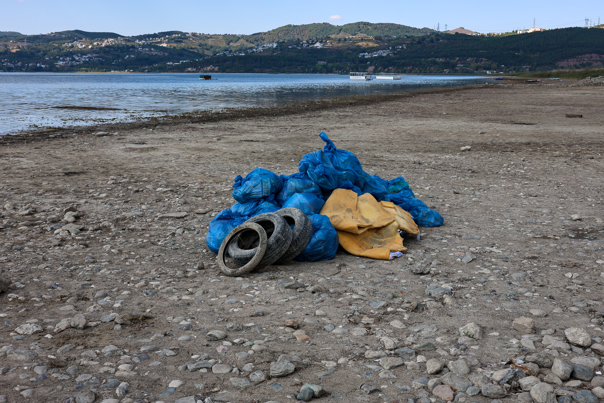 Sapanca Gölü çevresinden 2 ton çöp toplandı